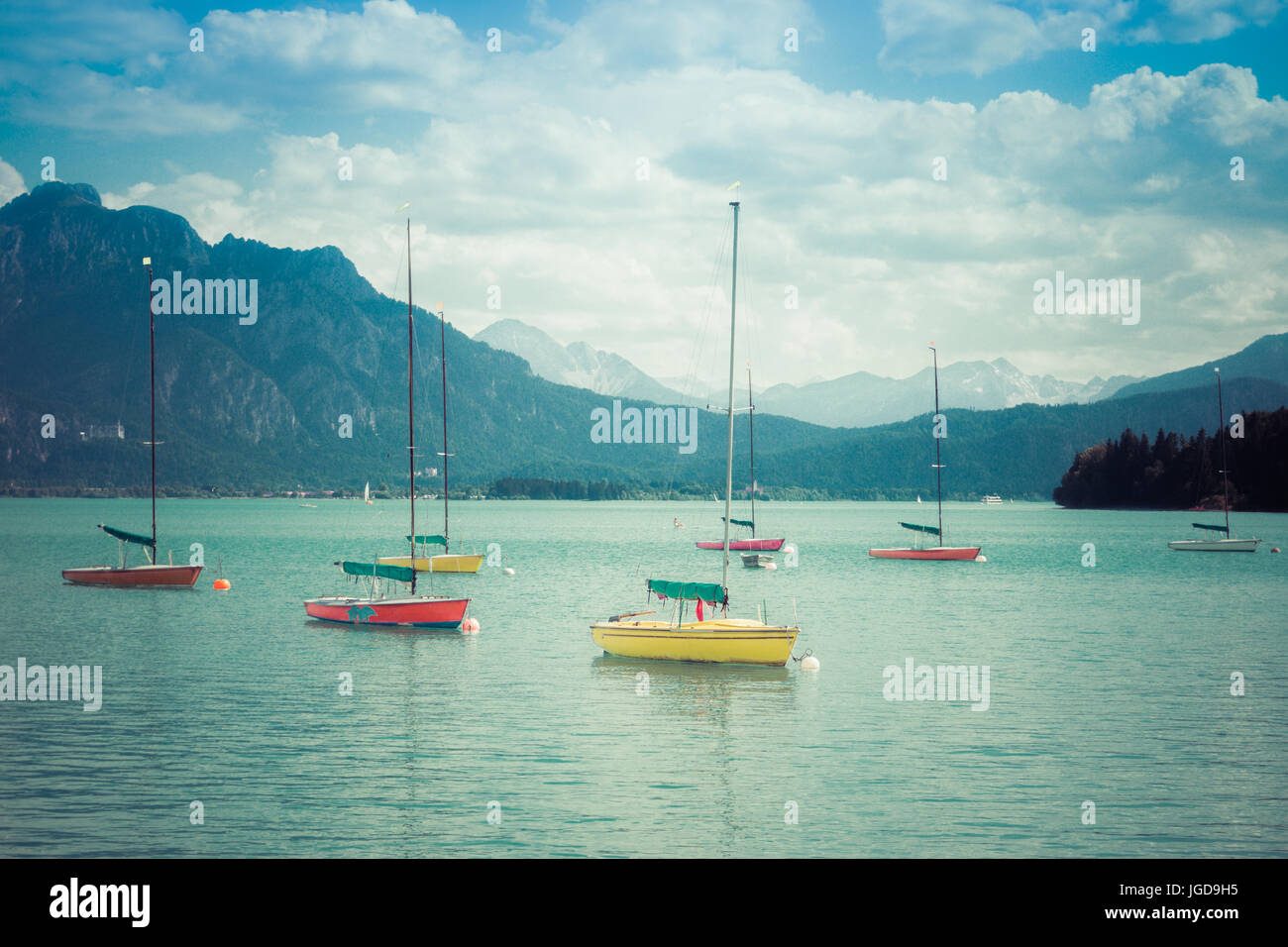 Kleine vintage Segelboote Verankerung. alpinen See und die Berge. Retro Style. Stockfoto