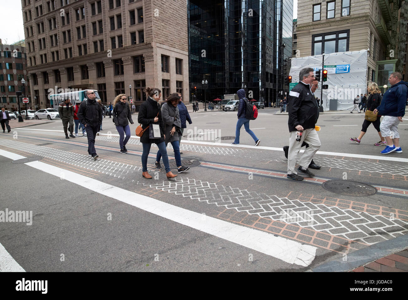 Menschen zu Fuß den Freedom Trail in der Innenstadt von Boston Boston USA Stockfoto