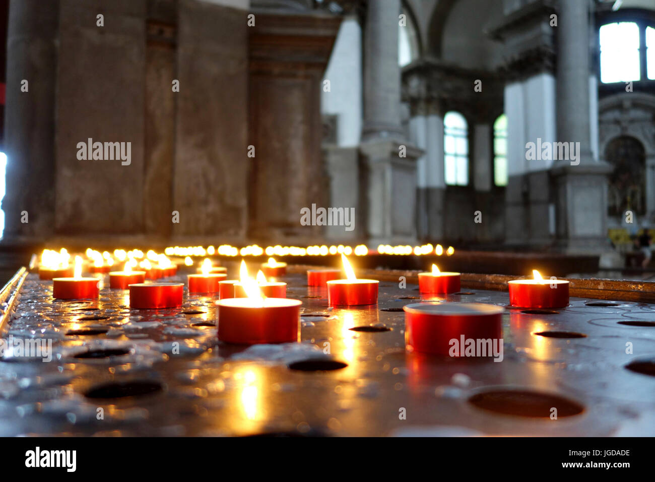 Beleuchteten Gebet Kerzen in einer katholischen Kirche, Venedig, Italien Stockfoto