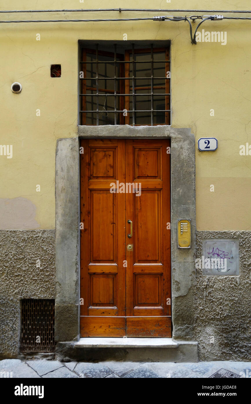 Vordere Eingangstür zu einem Mehrfamilienhaus, Florenz, Italien Stockfoto