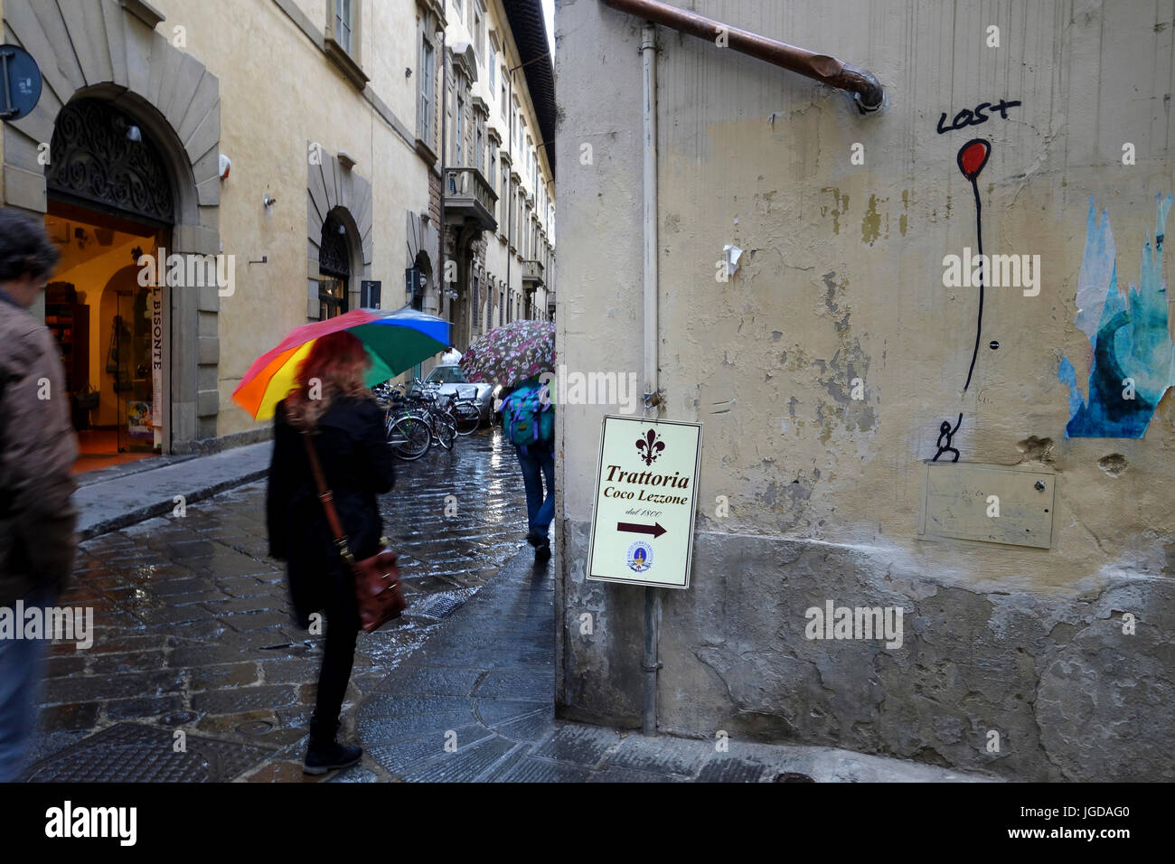 Taverne-Zeichen zusammen mit verlorenen Graffitti, Florenz, Italien Stockfoto