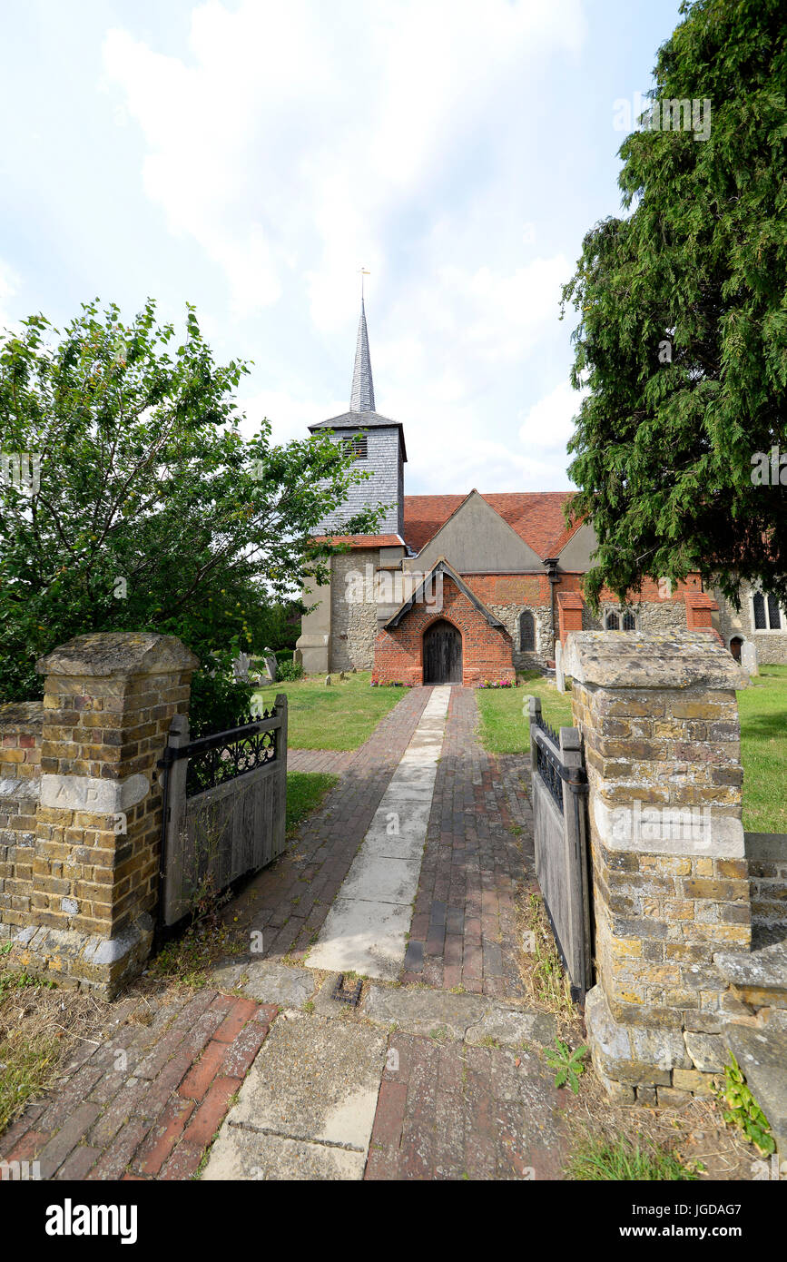 St. Laurence and All Saints Church in Eastwood, Southend, Essex, Großbritannien. Neben dem Flughafen London Southend Stockfoto