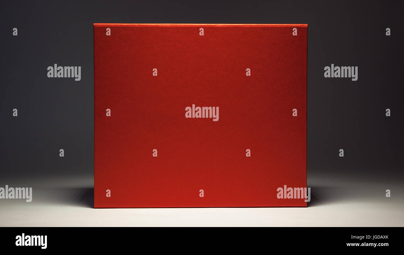 Rotes Feld auf grauem Hintergrund, Studio Closeup. Stockfoto