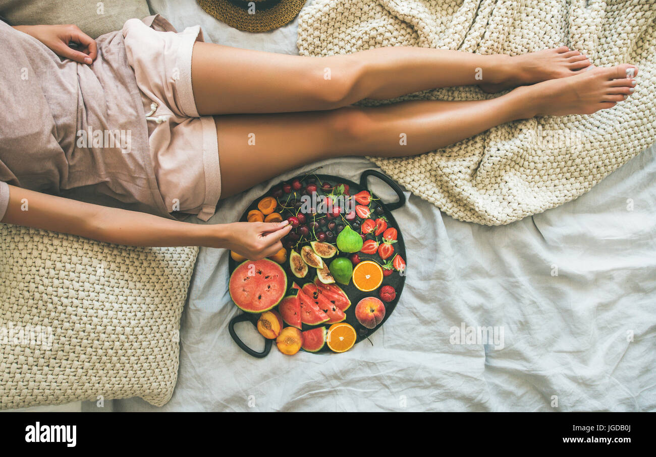 Sommer gesund sauber Essen Frühstück im Bettenkonzept, Textfreiraum Stockfoto
