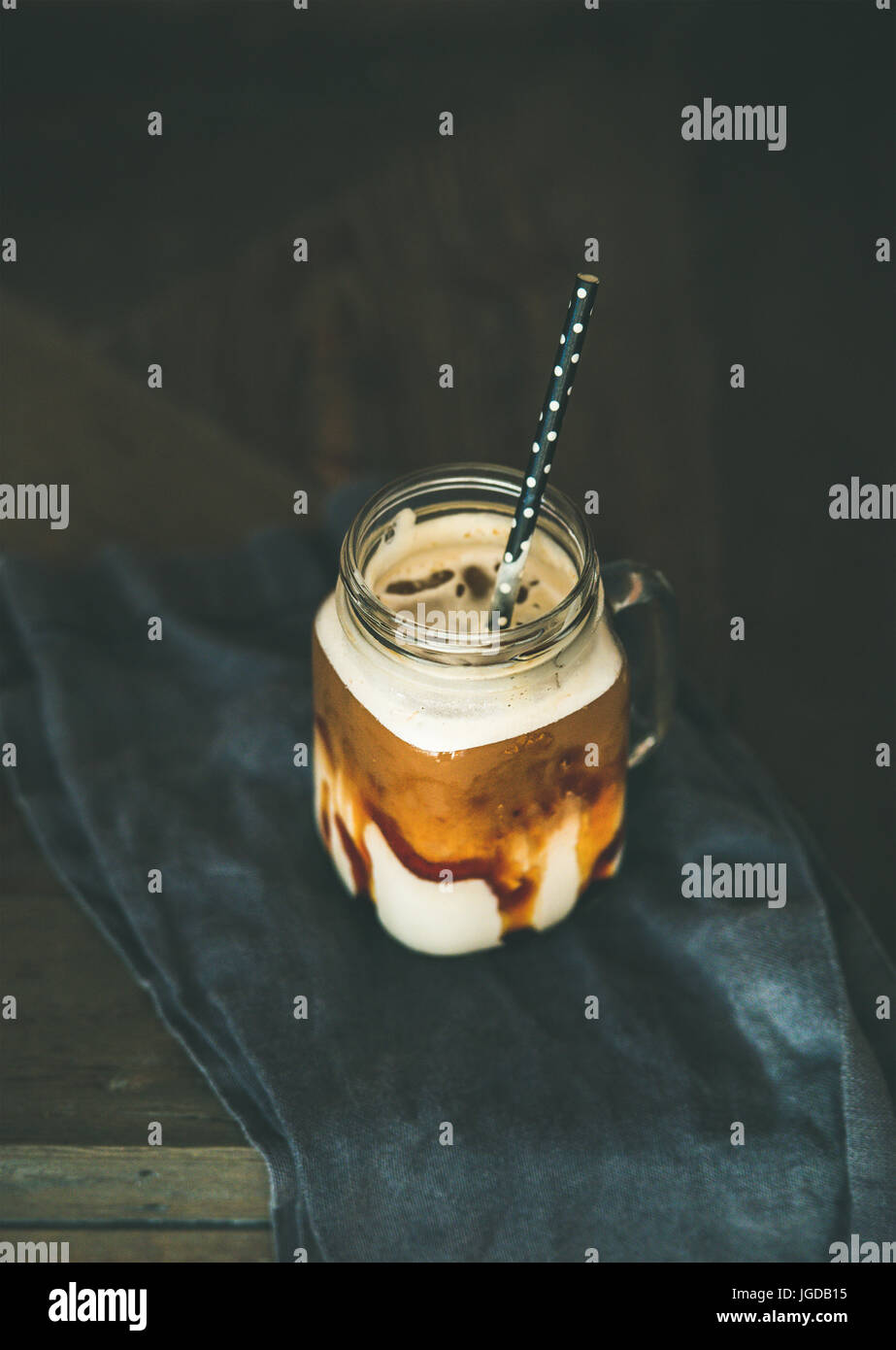 Iced Caramel Macciato Milchkaffee im Glas mit Strohhalm Stockfoto