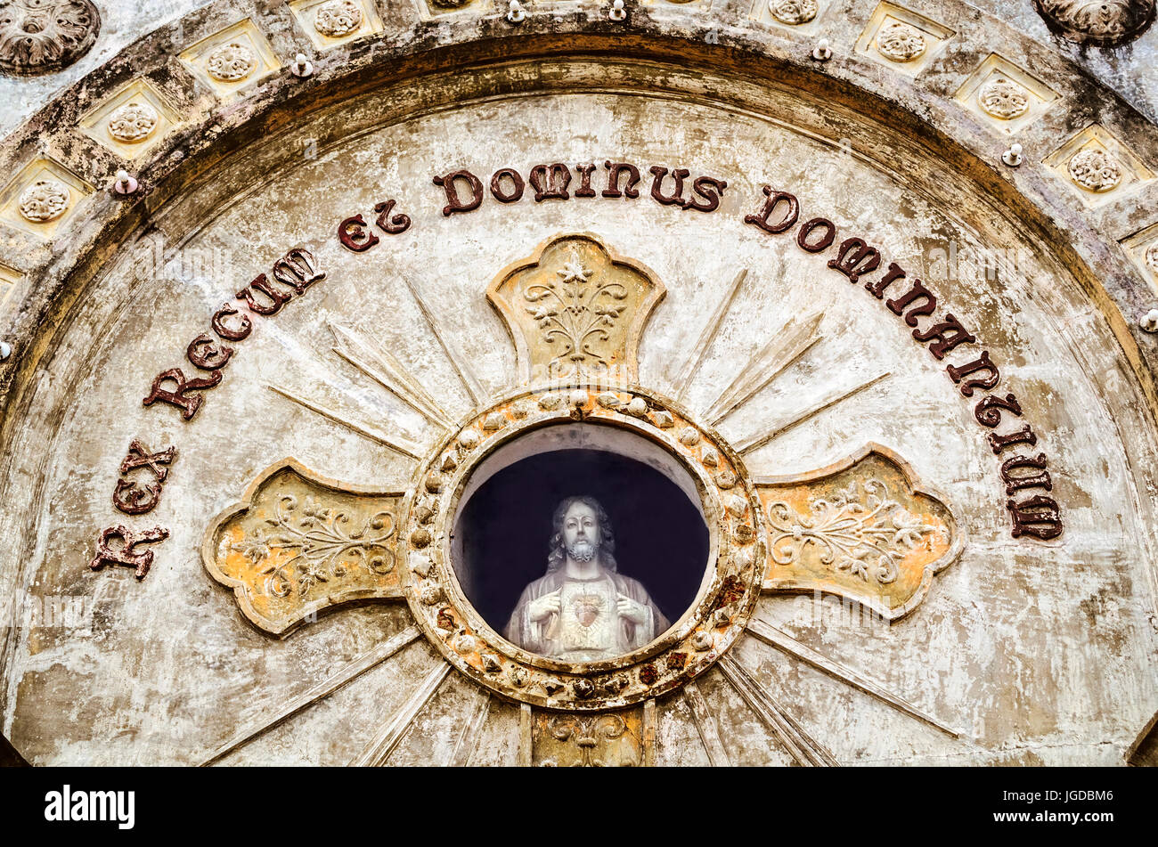 Jesus und sein Heiligstes Herz schaut aus einem Fenster der Fassade der Kirche Stockfoto