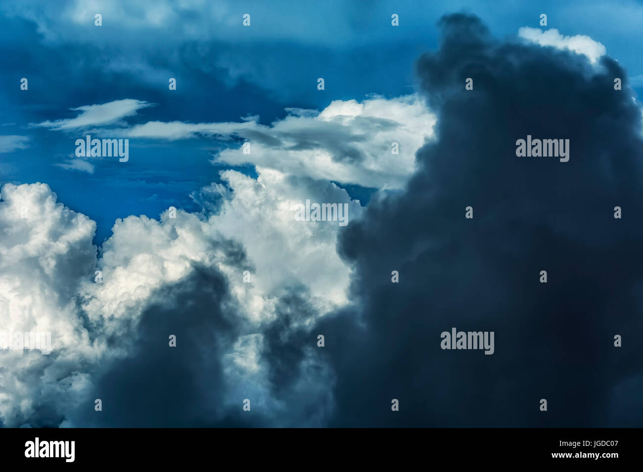 Dicke Gewitterwolken in einem Flugzeug aus erschossen. Stockfoto