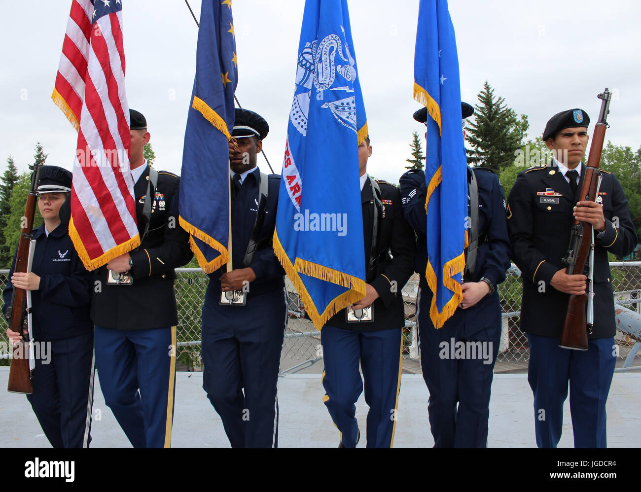 Eine gemeinsame Farbe Guard Flieger mit der Eielson Air Force Base Ehre bewachen und Soldaten aus dem 2. Bataillon Fort Wainwright, 8. Feldartillerie-Regiment, 1st Stryker Brigade Combat Team, 25. Infanterie-Division, bestehend aus unterstützen zeremonielle eines Ereignisses Unabhängigkeitstag vom Deck des S.S. Nenana Raddampfer Steamboat 4 Juli im Pionierpark in Fairbanks, Alaska. (Foto von Mary M. Rall/U.S. Armee Alaska Public Affairs) Stockfoto