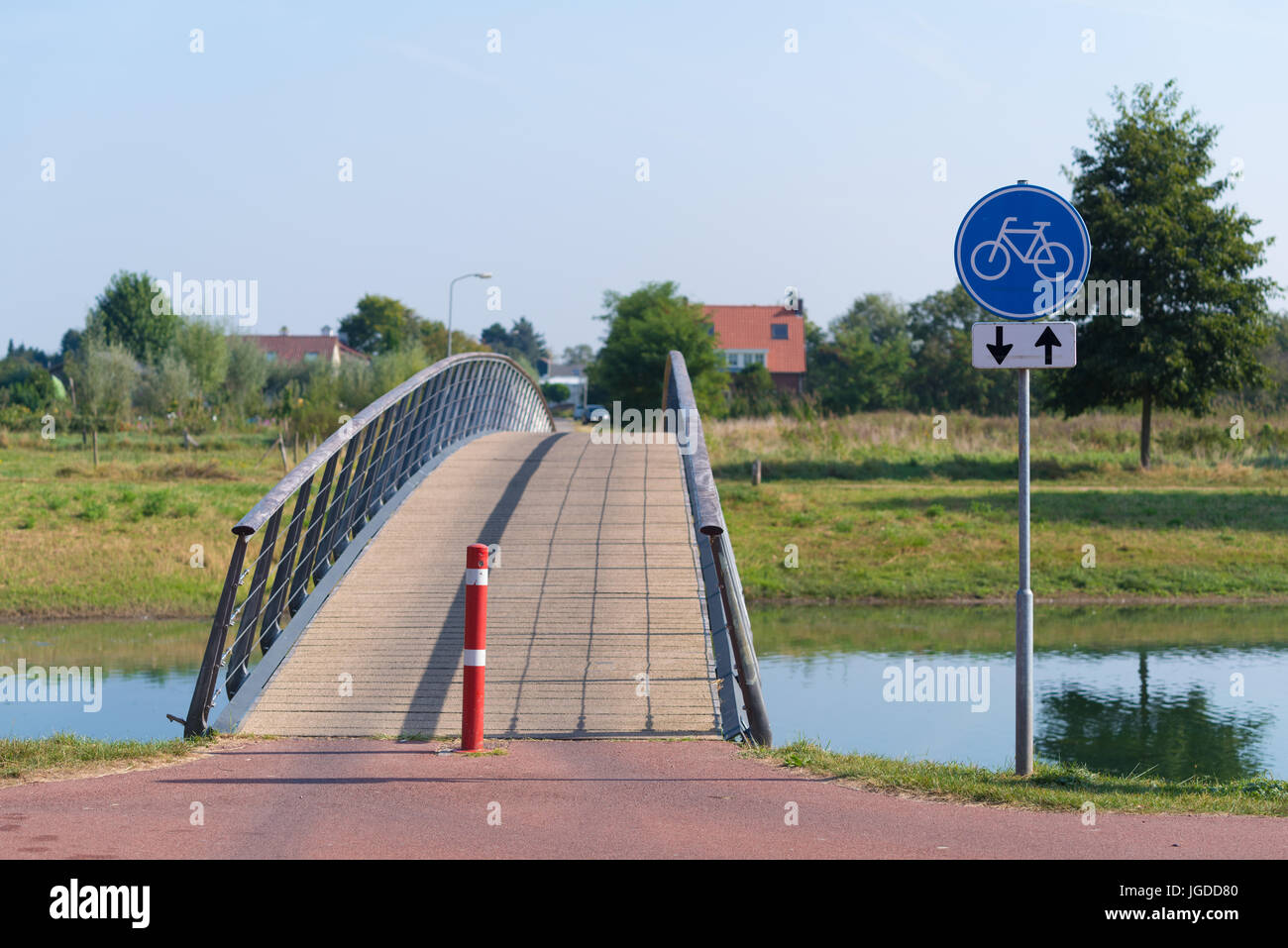kleine Fahrrad-Brücke über einen Kanal Stockfoto