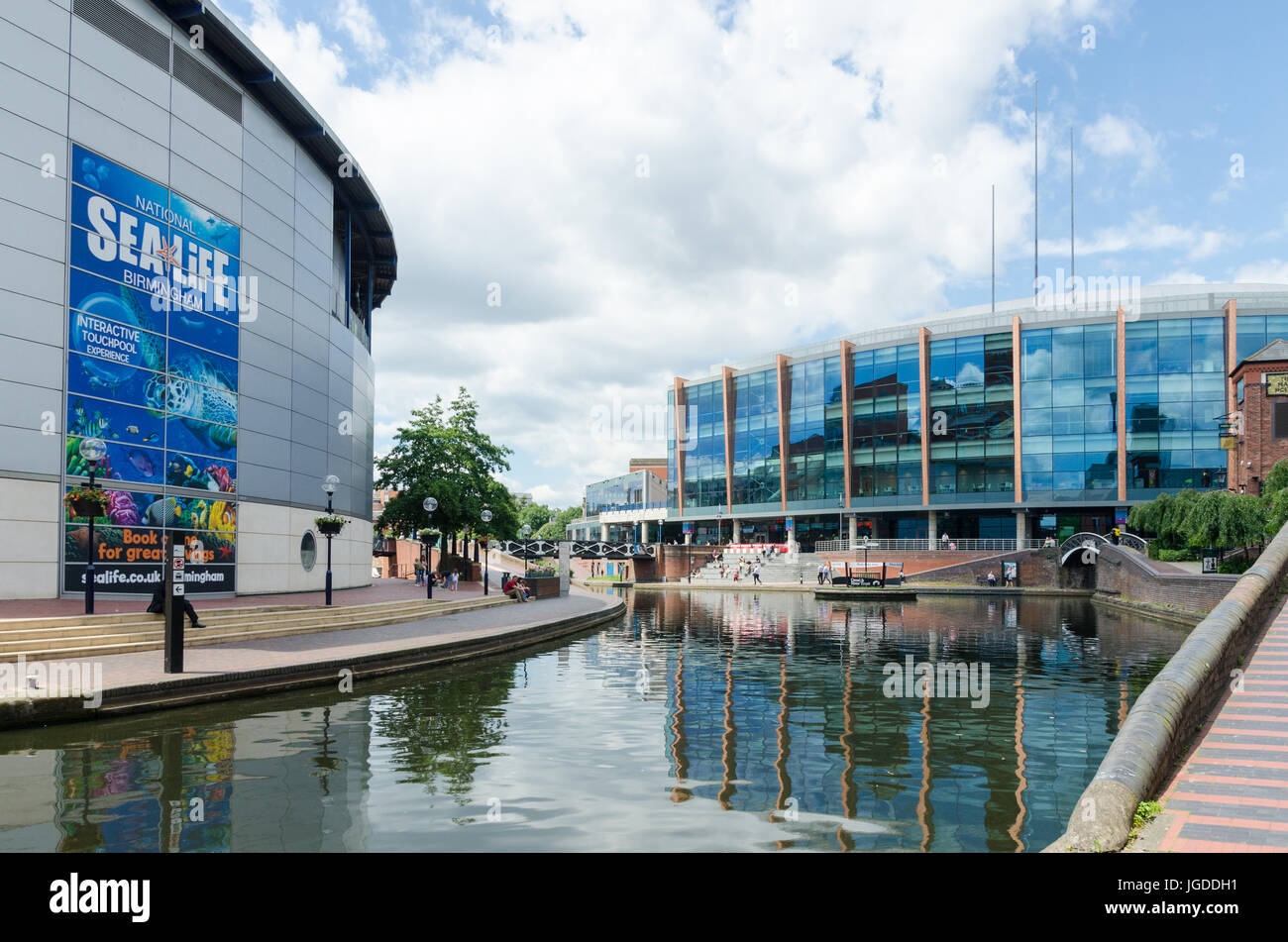 Das Sea Life Centre und Barclaycard Arena durch den Kanal durch Birmingham am Brindley Place Stockfoto