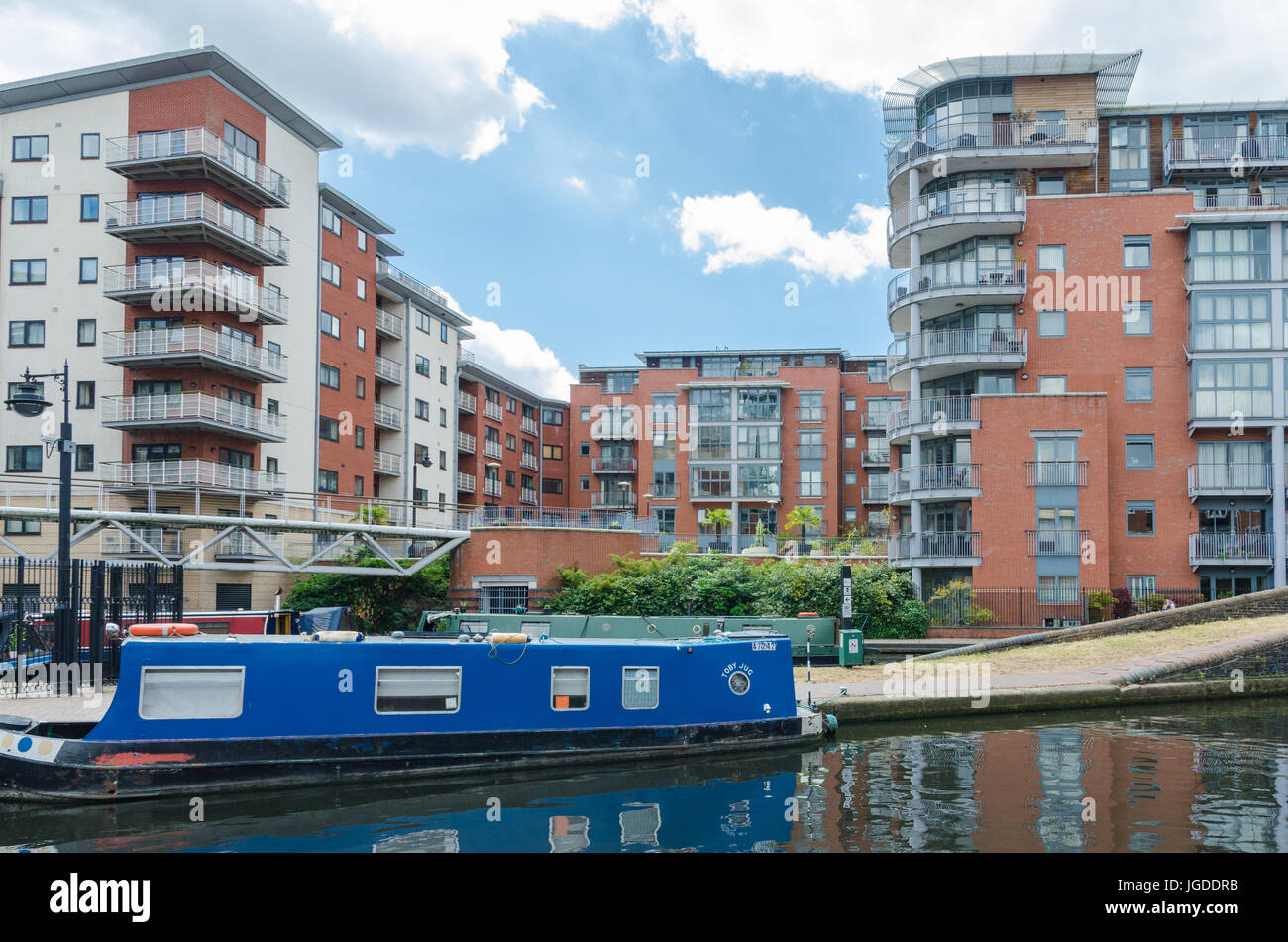 City Centre Apartments am Kanal läuft durch Birmingham am Brindley