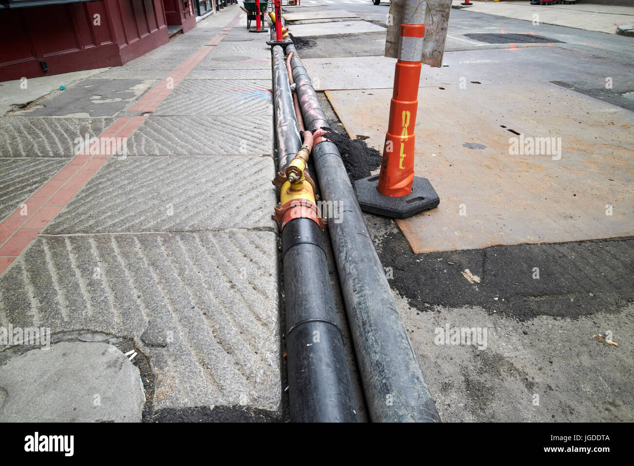 temporäre Wasserleitung gelegt von der Seite der Straße während der Straße arbeitet Boston USA Stockfoto