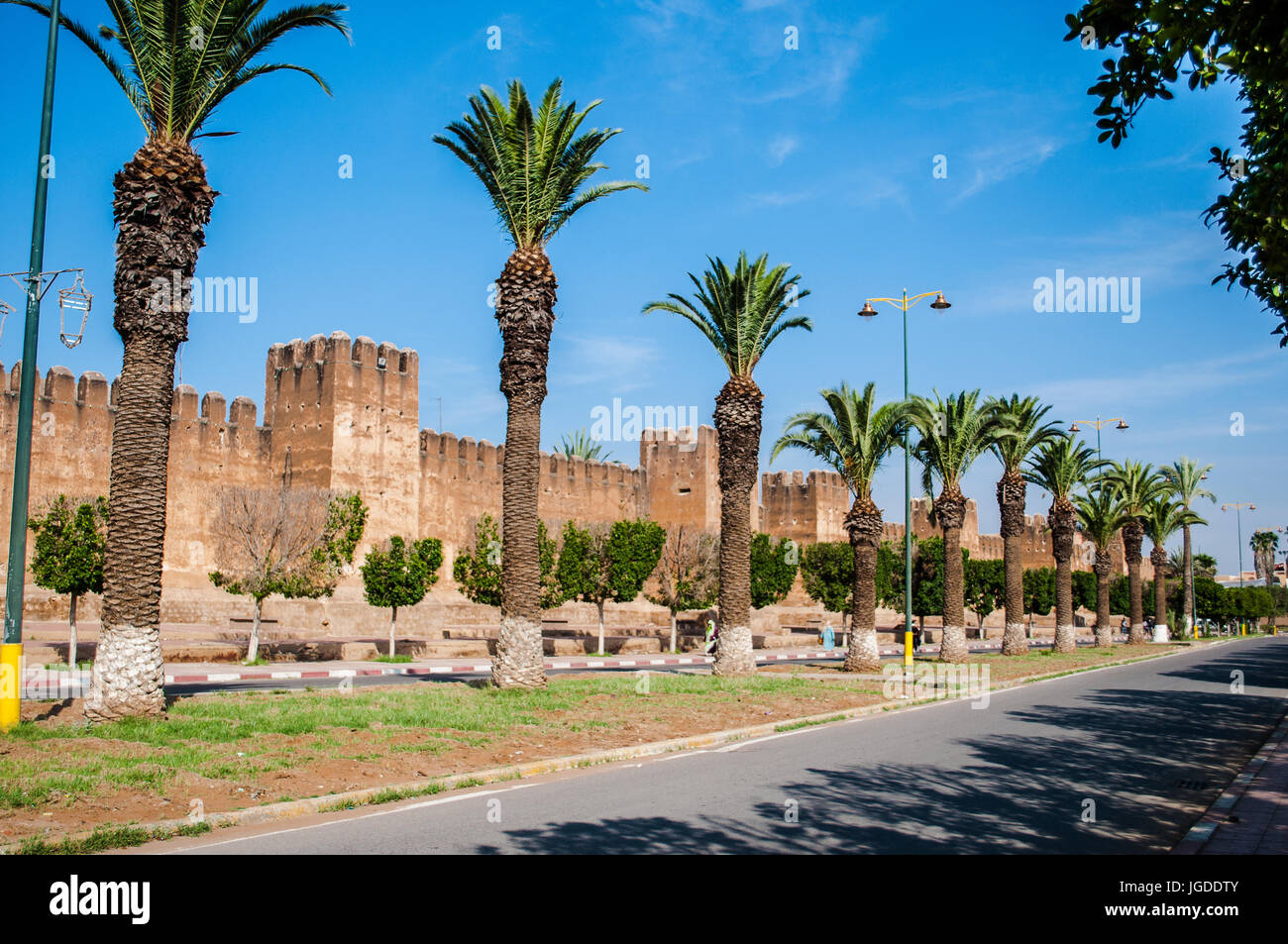 Mächtige Stadtmauer mit Minarett Taroudannt südwestlichen Marokko Stockfoto