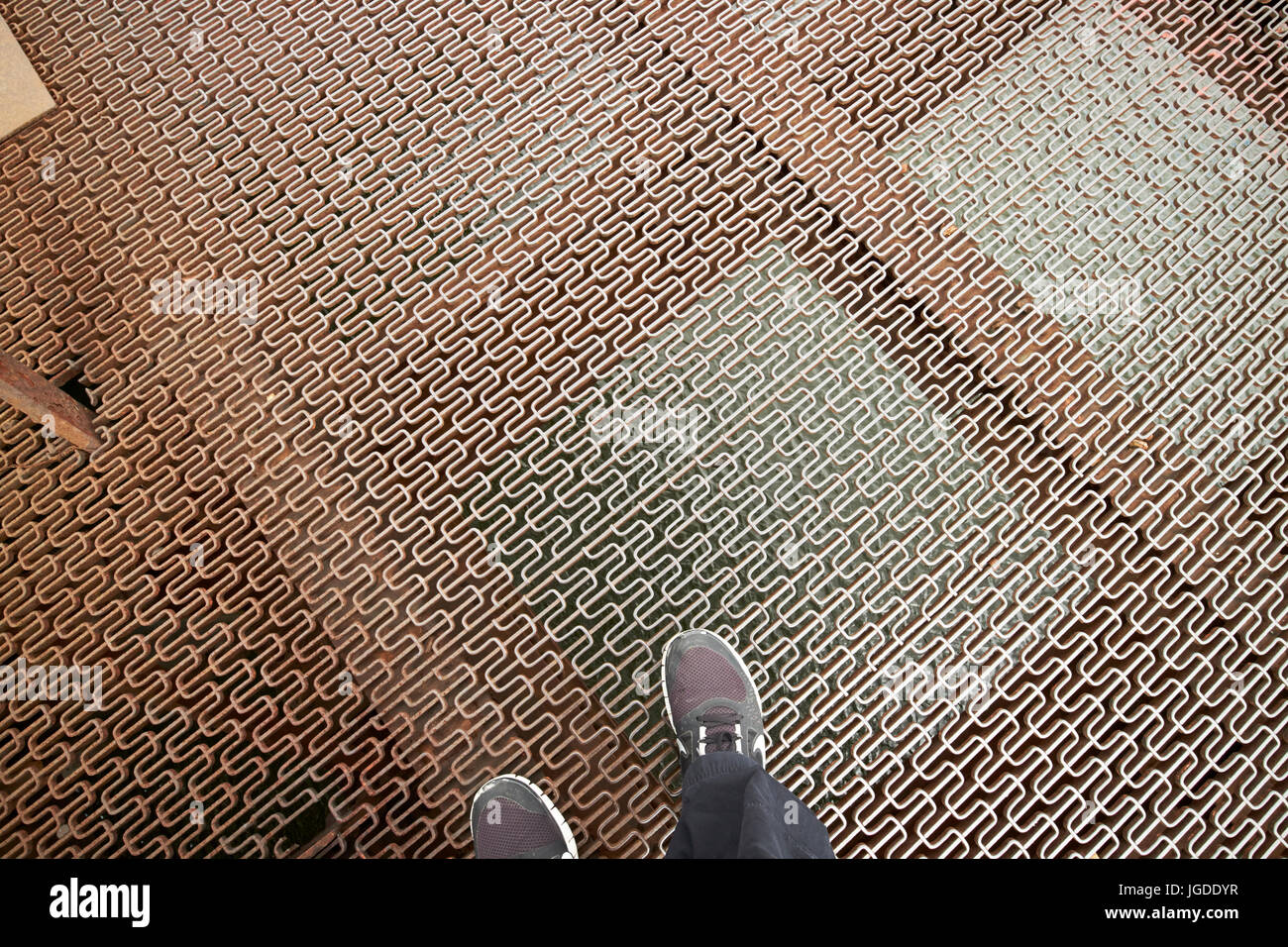 zu Fuß über Metall Oberfläche des Charlestown durchschauen Nordstraße Washington Brücke Boston USA Stockfoto