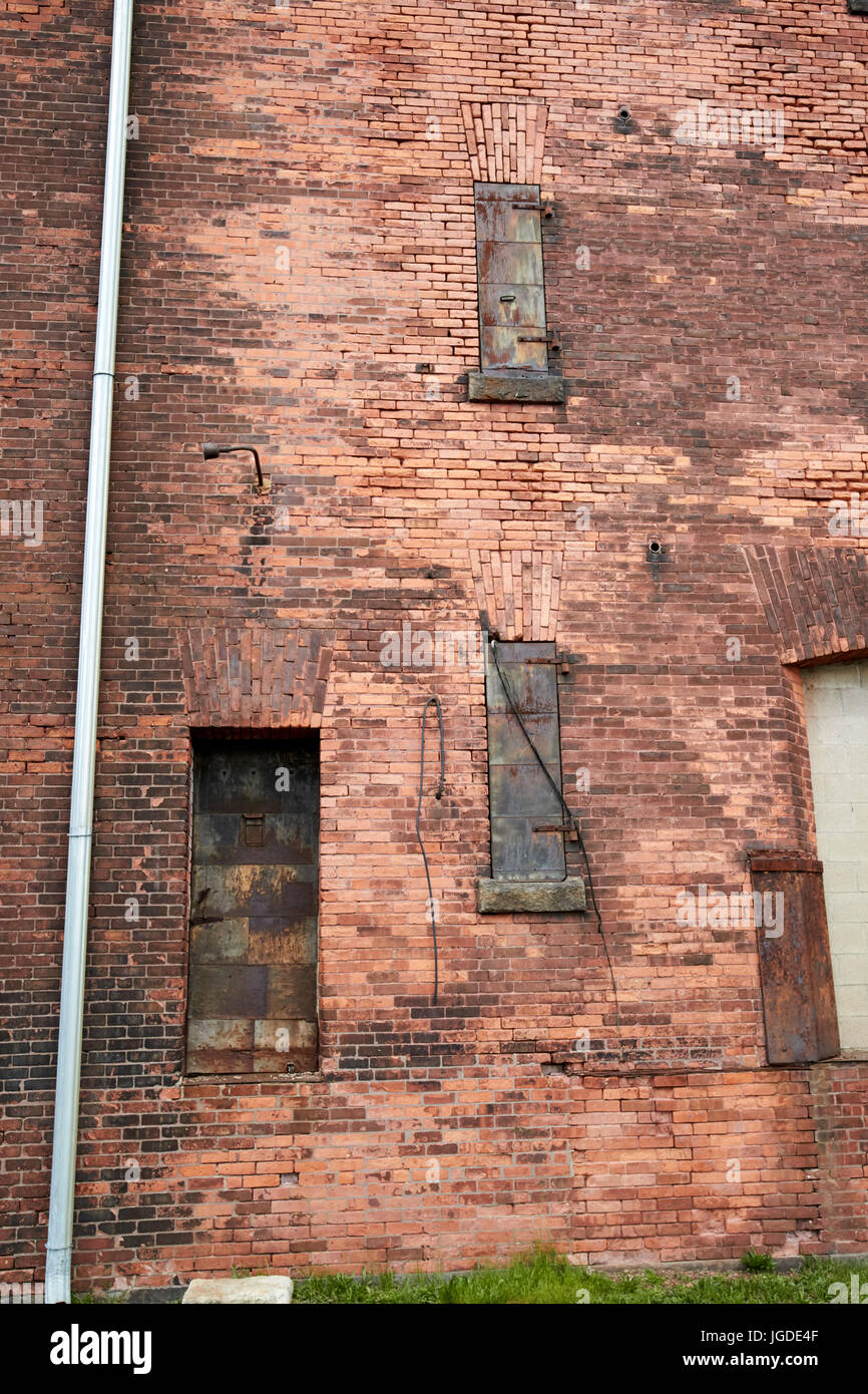 Metall Tür und Fensterläden in Hoosac speichert alte Ziegel Wolle Lager Charlestown Navy Yard Boston USA Stockfoto