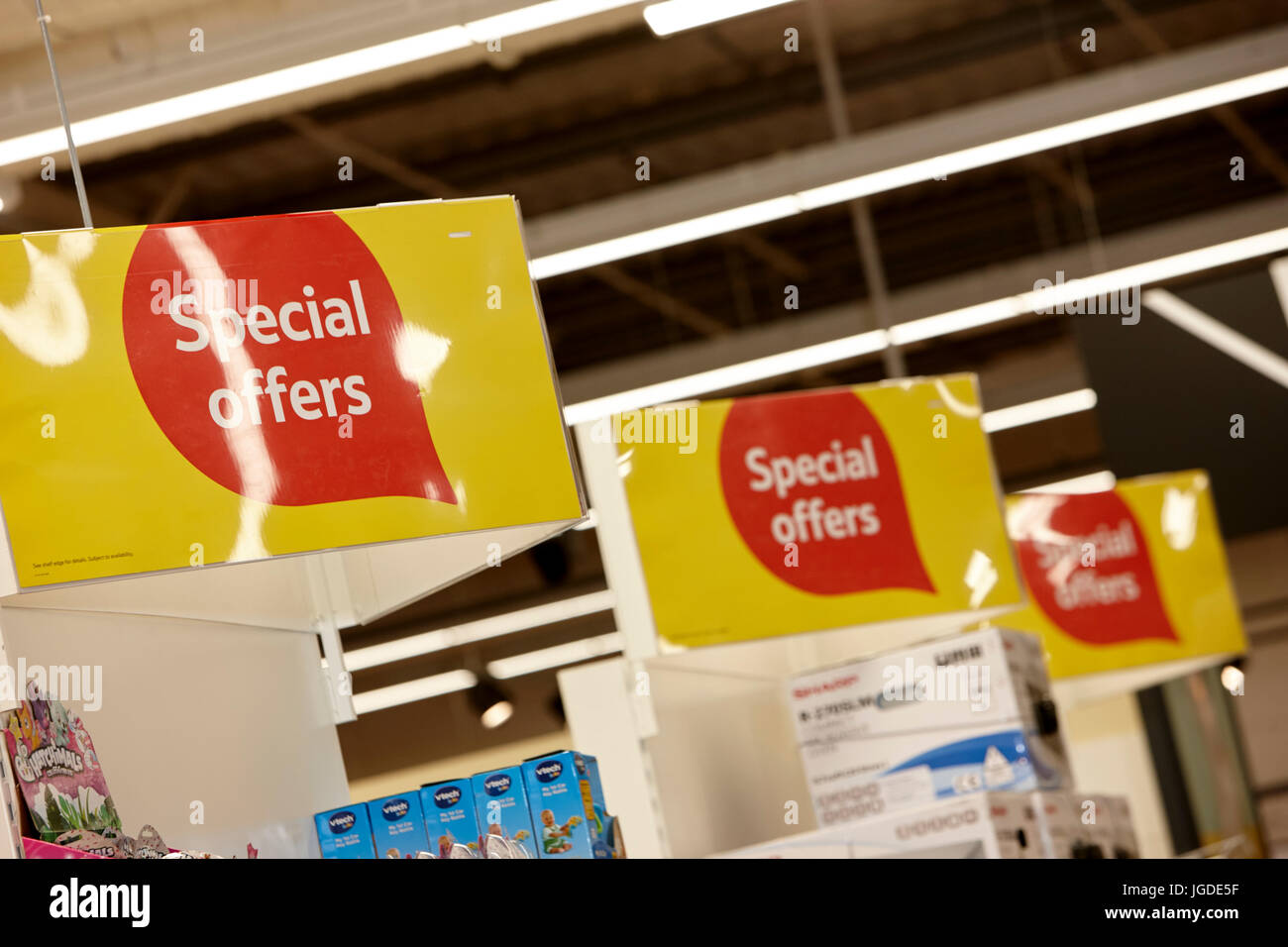 Ende des Gangs spezielle bietet in einem Tesco-Supermarkt Stockfoto