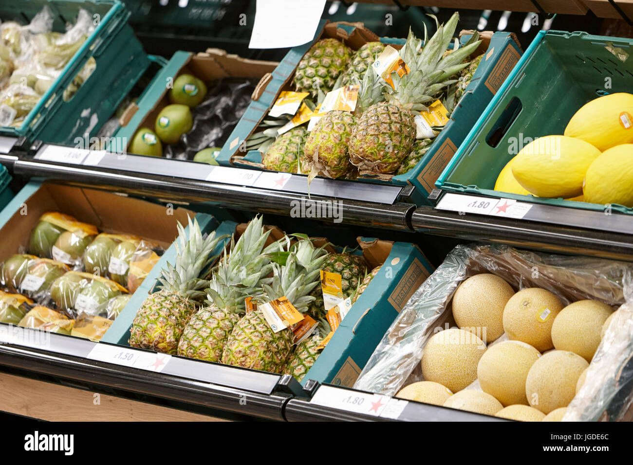 Frisches exotisches Obst in den Regalen zum Verkauf tesco Supermarkt in Großbritannien Stockfoto