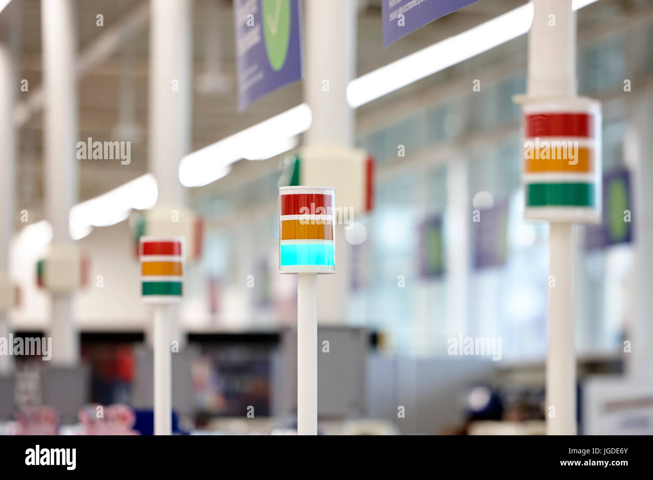 grüne Betriebsanzeige über leere SB-Kasse in einem Tesco-Supermarkt Stockfoto
