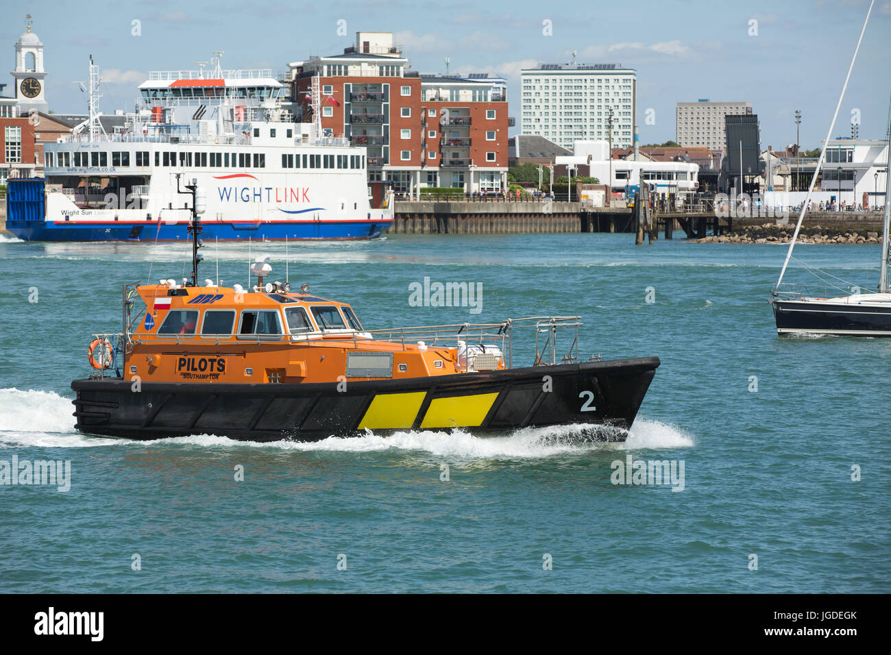Orange und schwarz Associated British Ports pilot Boot in Aktion in Portsmouth Harbour. Nautische Szene mit den IOW Fähren oder Gunwharf im Hintergrund Stockfoto