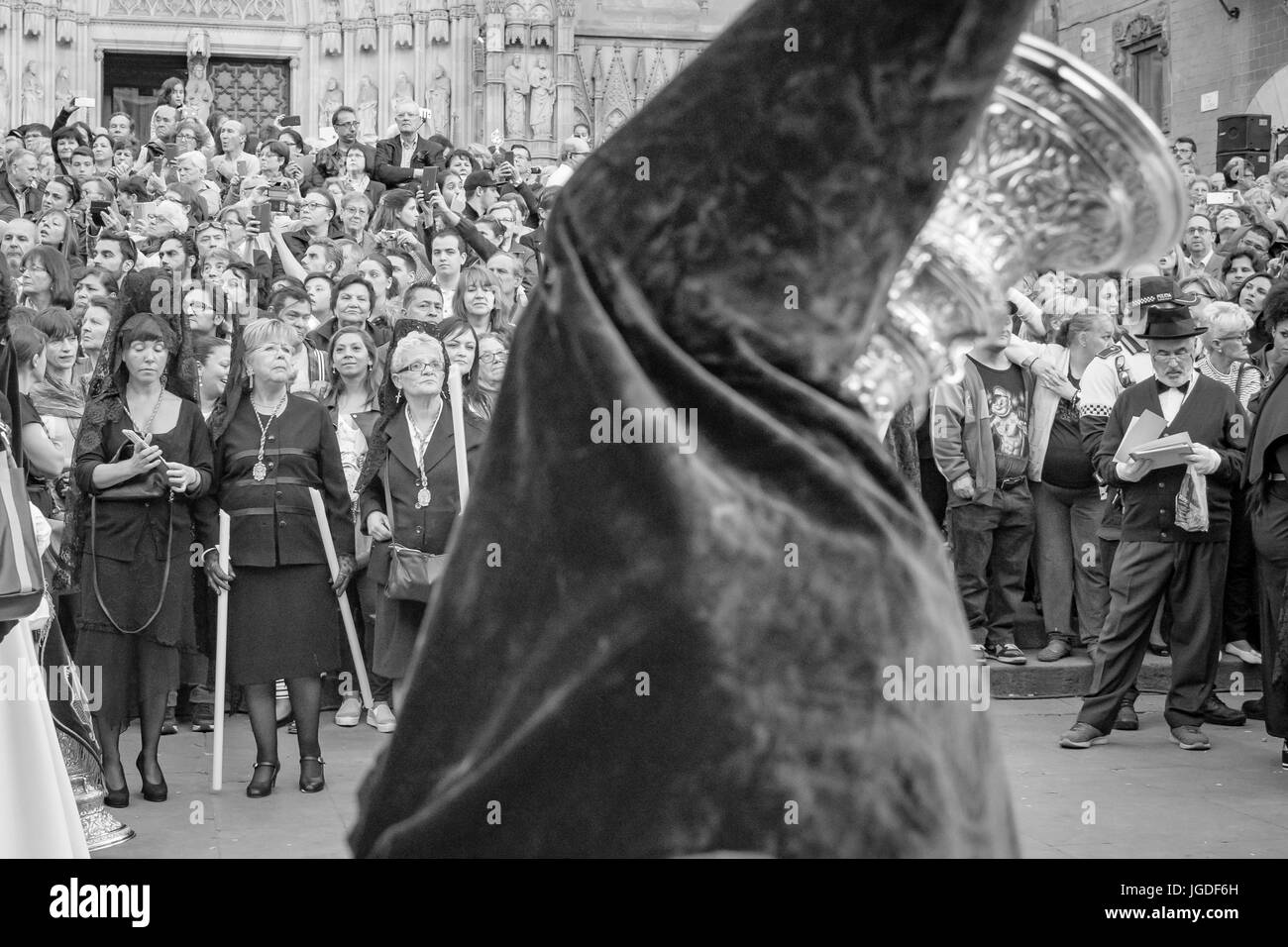 Büßer, Nazarenos, in ihren typischen Kapuzen Roben während der Feierlichkeiten der Semana Santa, die Karwoche, Prozession, Karfreitag.  Barcelona Spanien Stockfoto