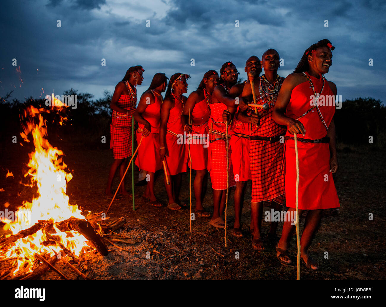 Kenia, MASAI MARA - 22. September 2015: Krieger der Masai Stamm tanzende Ritual tanzen um das Feuer in den späten Abend. Stockfoto