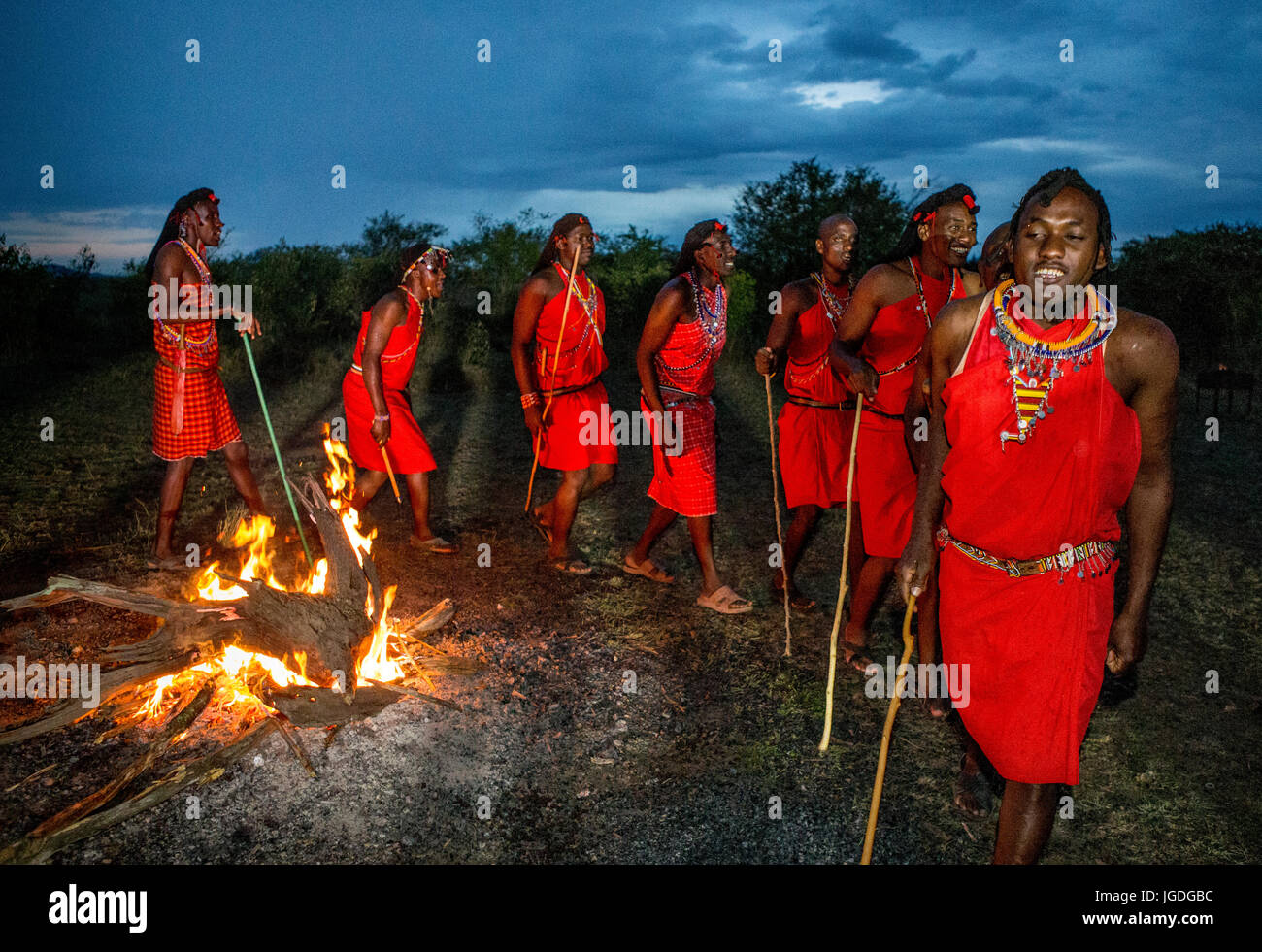 Kenia, MASAI MARA - 22. September 2015: Krieger der Masai Stamm tanzende Ritual tanzen um das Feuer in den späten Abend. Stockfoto