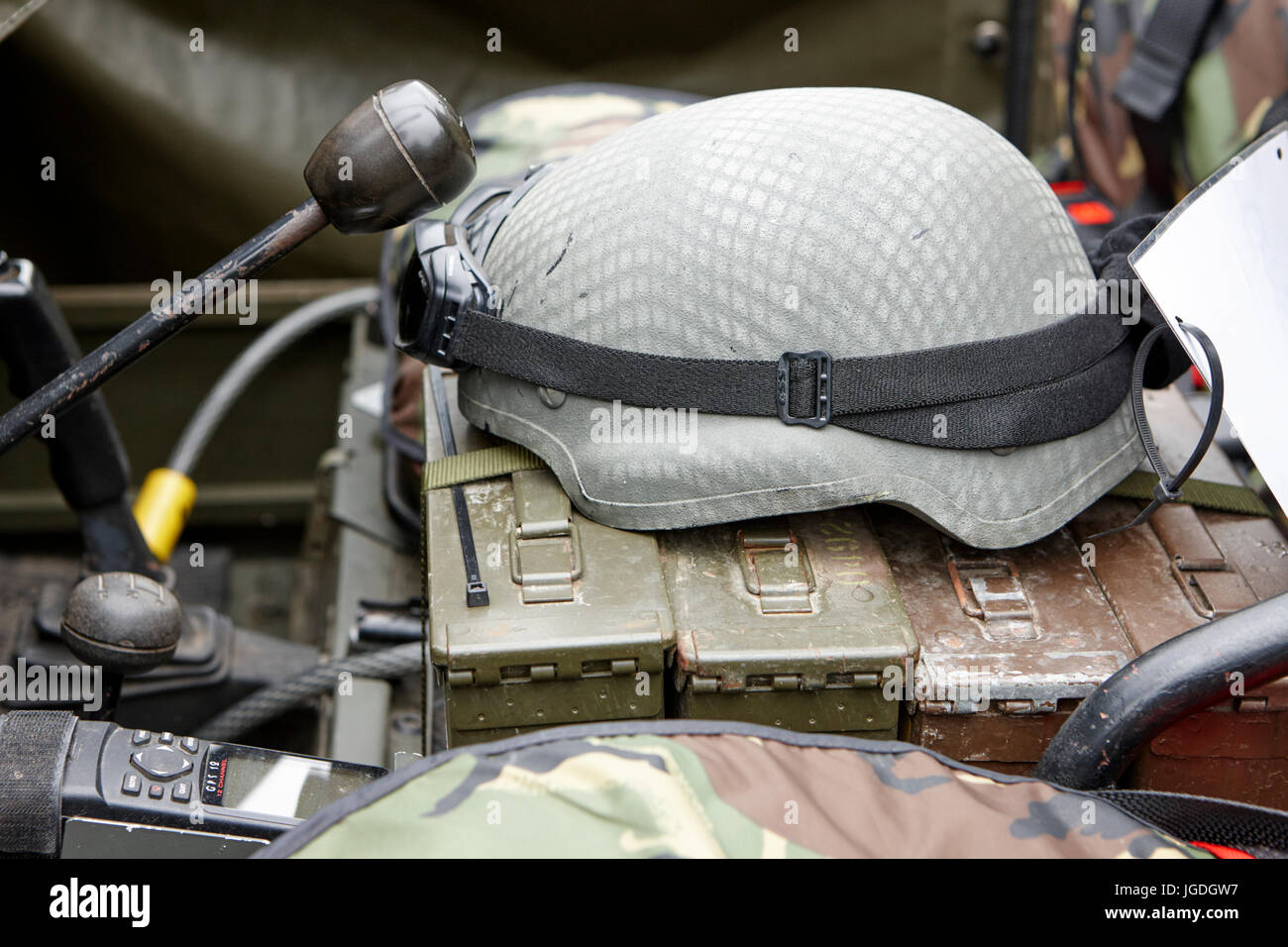 Advanced combat Helm und Schutzbrille in der britischen Armee Fahrzeug uk Stockfoto