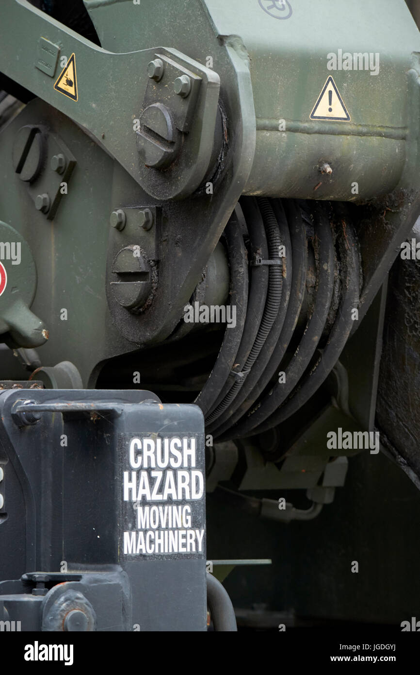 Crush Gefahr bewegten Maschinen Warnung beachten Sie britische Armee Fahrzeug uk Schwergut Stockfoto