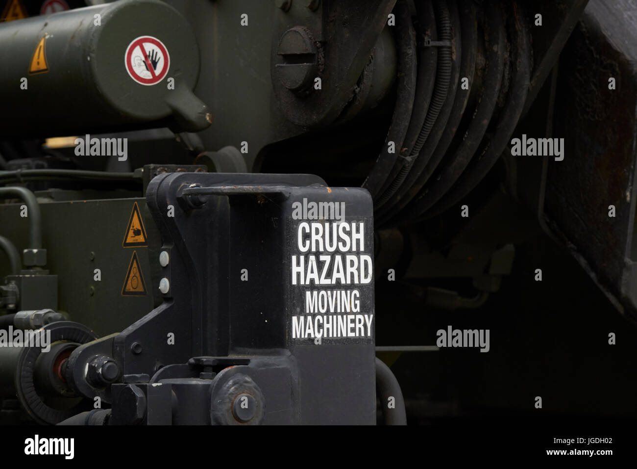 Crush Gefahr bewegten Maschinen Warnung beachten Sie britische Armee Fahrzeug uk Schwergut Stockfoto