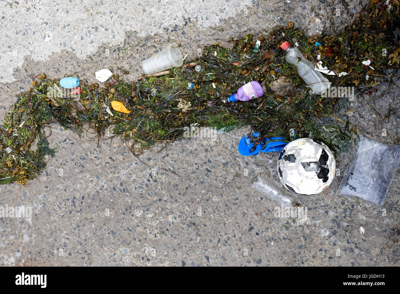 Kunststoff-Abfälle angespült Slipanlage im Vereinigten Königreich Stockfoto