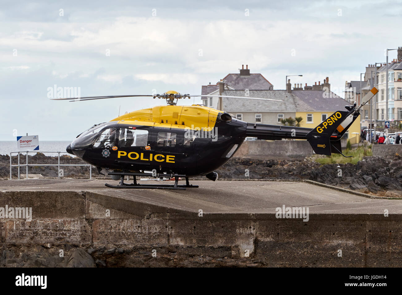 PSNI Patrouille Hubschrauber landete G-PSNO auf Bangor Strandpromenade Nordirland Stockfoto