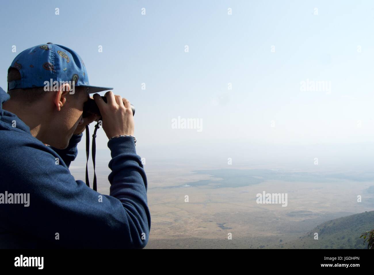 Mann-Umfragen Landschaft mit Fernglas, Ngorongoro Crater Rim, Tansania Stockfoto