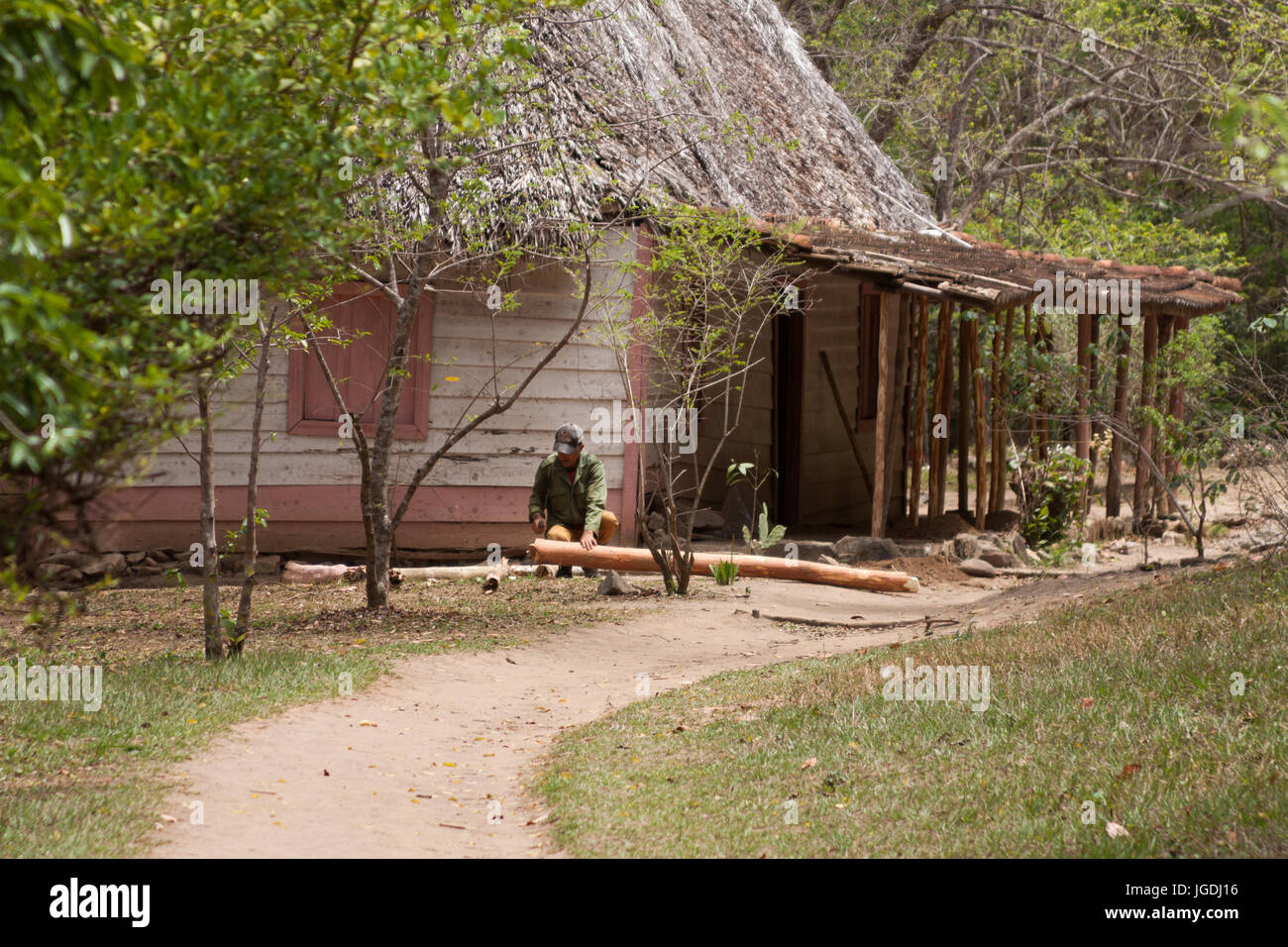Alter Mann Einstellungsdialog mit einer Machete in einem Holzhaus Trinidad, Kuba Stockfoto