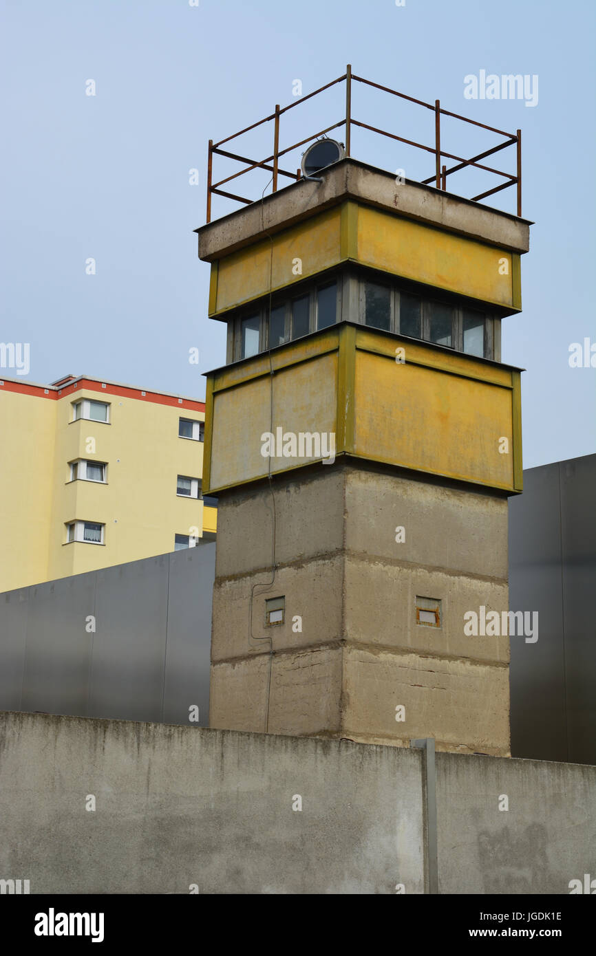 Eines der letzten verbleibenden DDR Wachturm wachten über den Todesstreifen an der Bernauer Straße und ist heute Teil der Gedenkstätte Berliner Mauer. Stockfoto