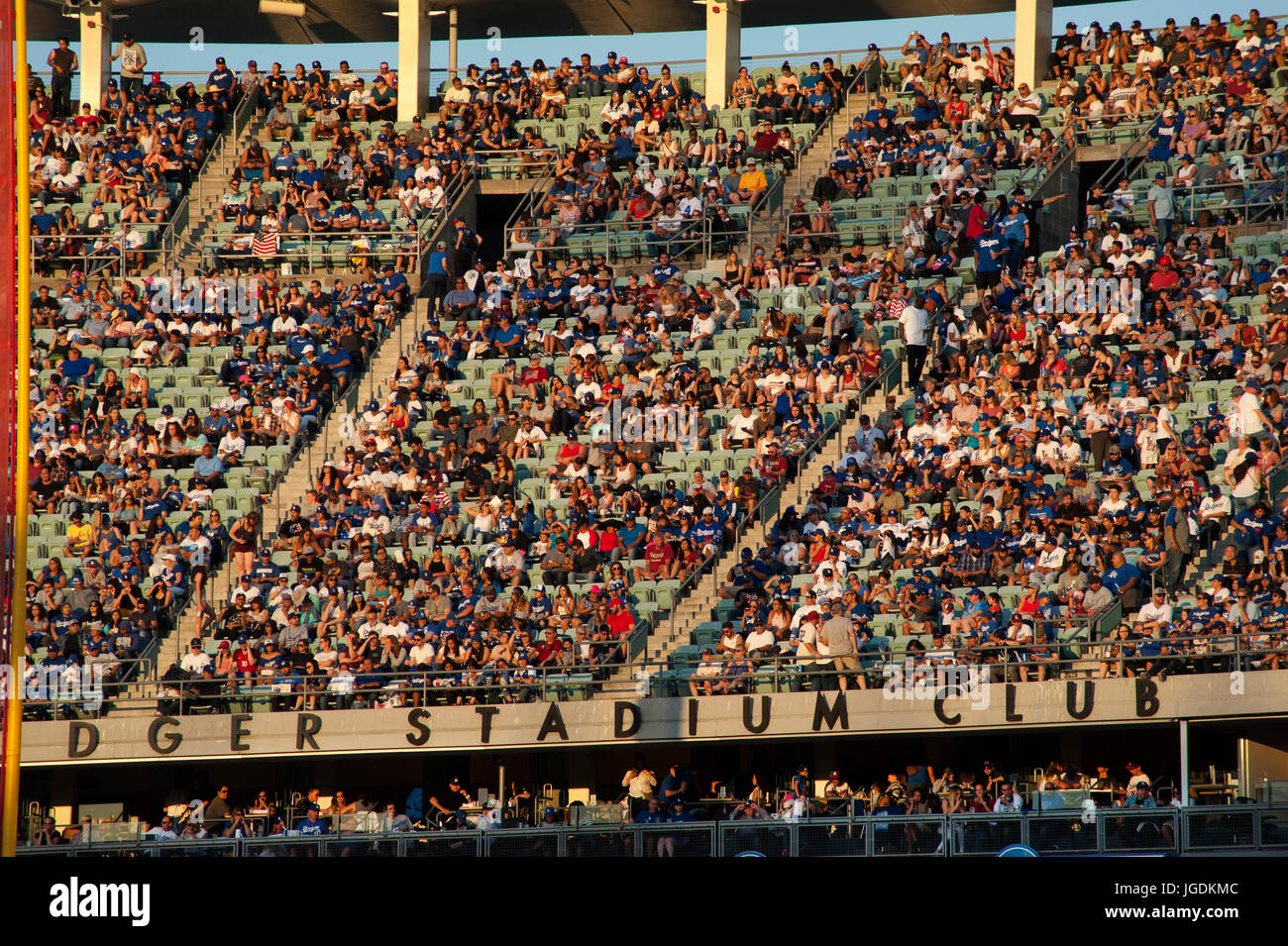 Fans von Dodger Stadium Watch ein Baseballspiel gebadet im späten Nachmittag Sonnenlicht in Los Angeles, CA Stockfoto