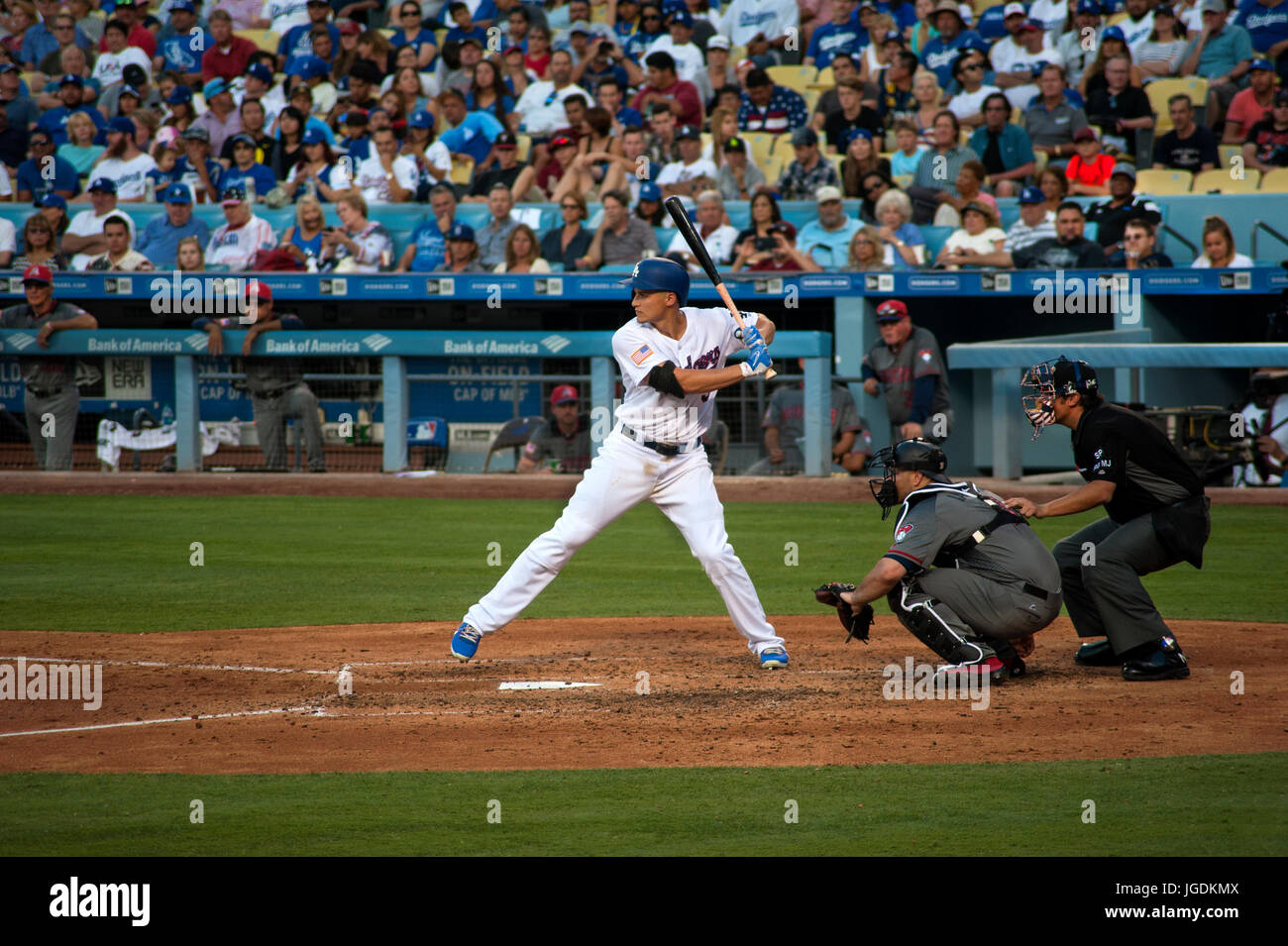 Los Angeles Schwindler Sterne Spieler Corey Seager an bat im Dodger Stadium in Los Angeles, CA Stockfoto