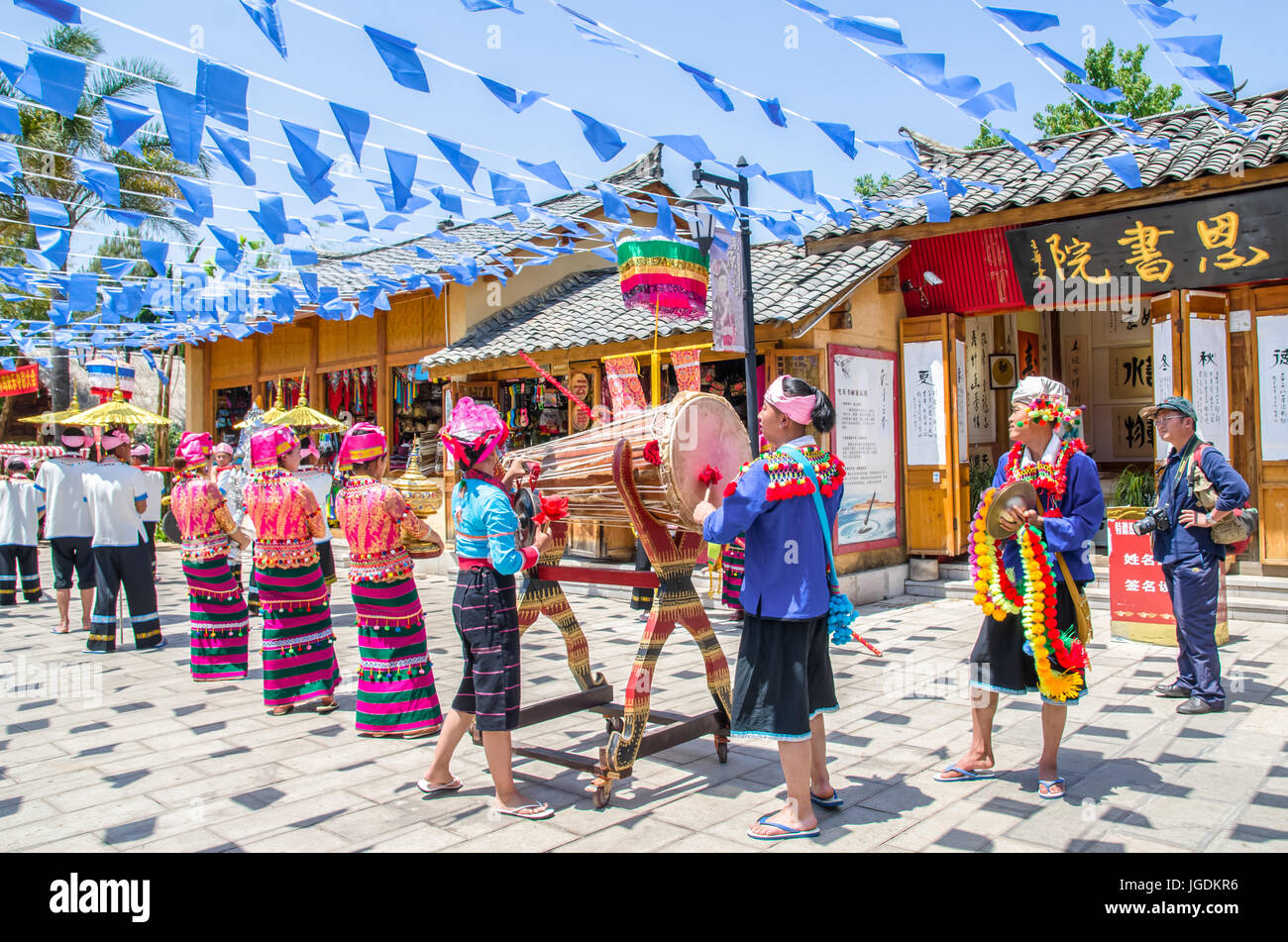 Kunming, China - April 9,2017: malerische Aussicht auf die traditionelle Aufführung von lokalen in Yunnan nationalitäten Dorf, das in Kunming, China Stockfoto