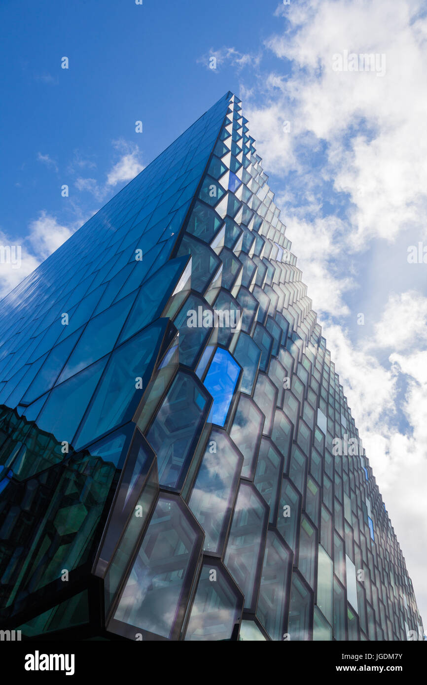 Vertikale Perspektive der Harpa Concert Hall Stockfoto