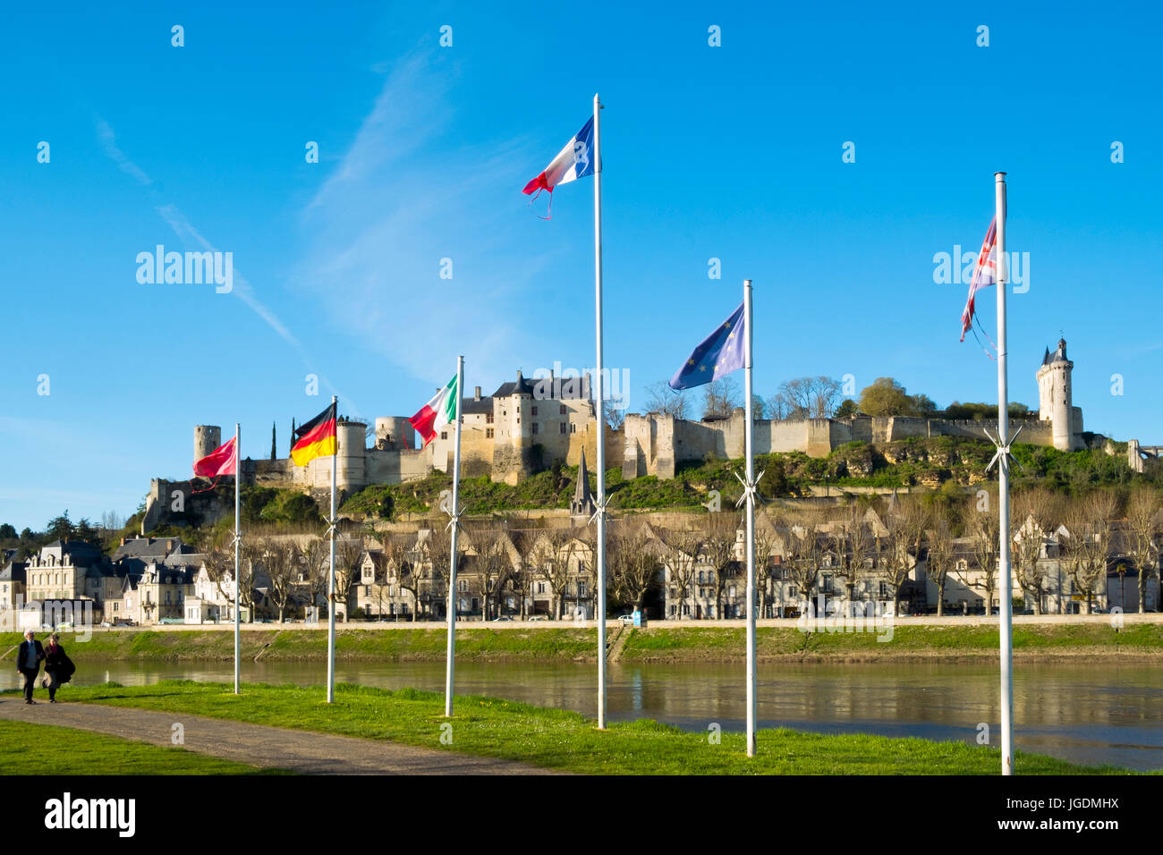 Flaggen der EU-Länder fliegen in Chinon mit seinem Schloss auf dem Hügel über im Frühjahr Nachmittag Sonnenschein am Ufer des Flusses Vienne, Indre-et-Loire, Frankreich Stockfoto