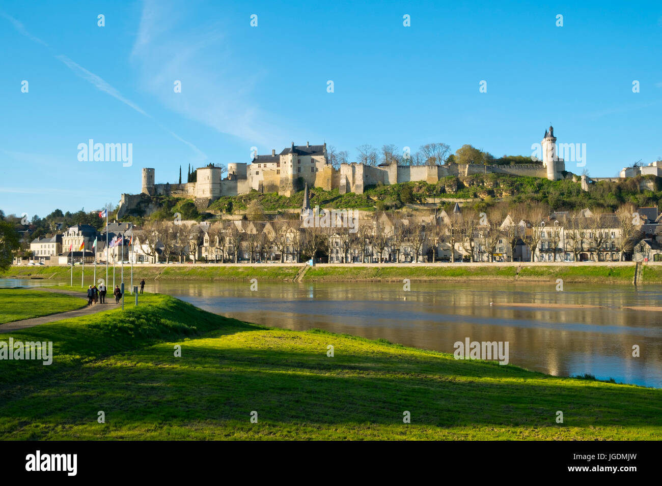 Chinon Stadt und Schloss an den Ufern des Flusses Vienne an einem sonnigen Frühlings-Nachmittag, Indre-et-Loire, Frankreich Stockfoto