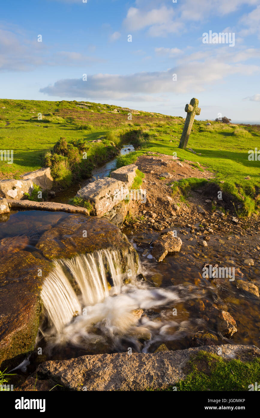 Grimstone und Sortridge Leat und Windy Post im Dartmoor National Park in der Nähe von Merrivale, Devon, England. Stockfoto