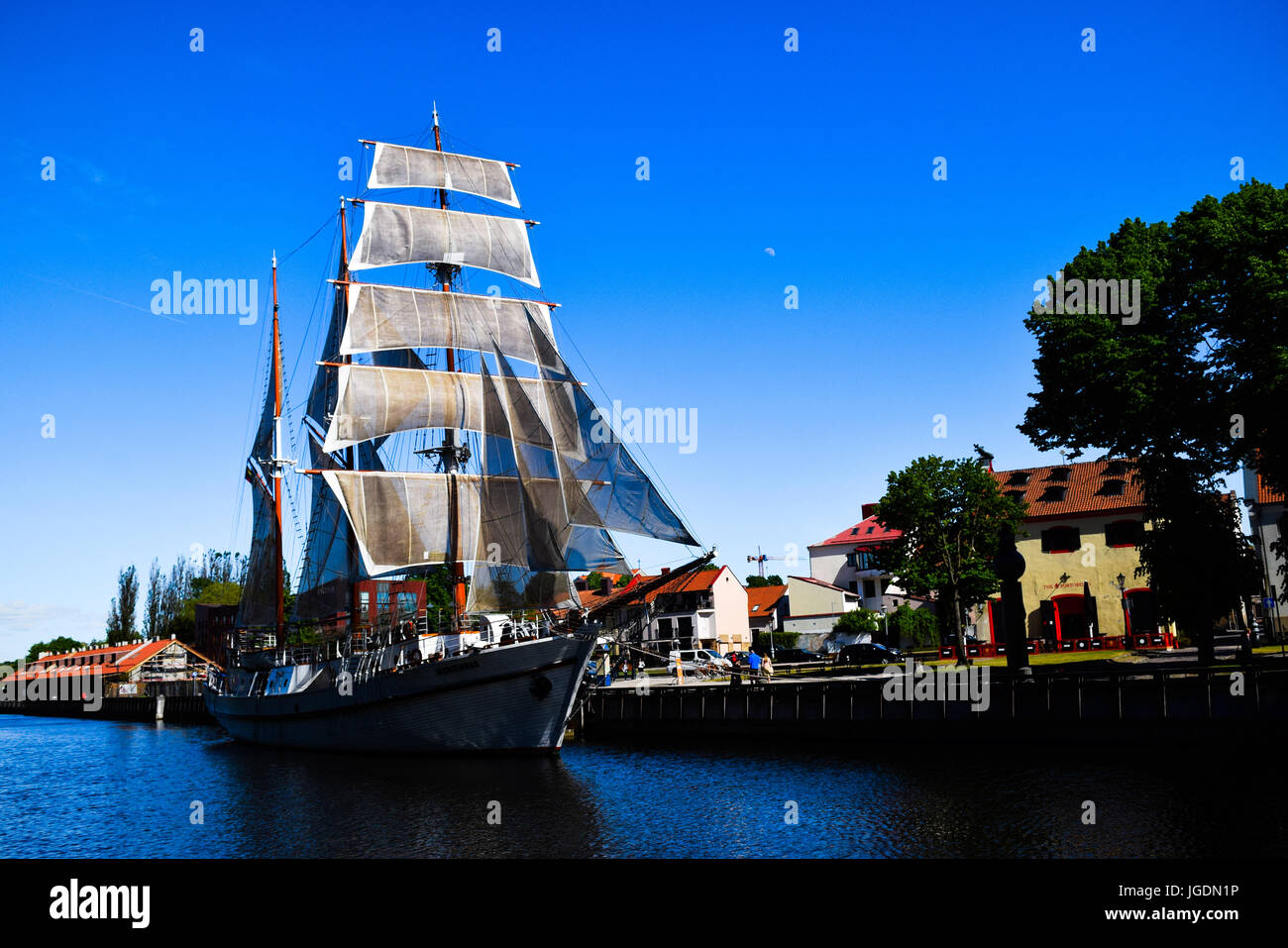 Ein riesiges Schiff in Klaipeda Stockfoto