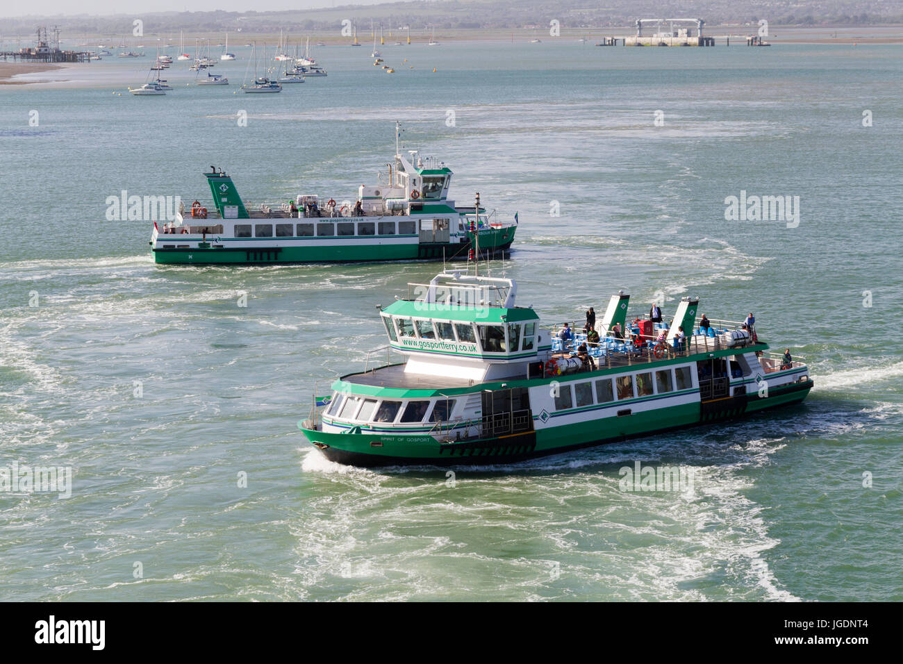 Zwei Gosport Fähre Passagierschiffe jeweils zwischen Portsmouth und Gosport UK Stockfoto