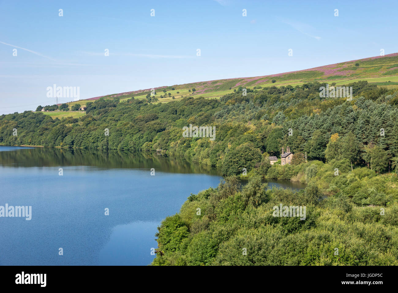 Schöne Aussicht auf Valehouse Stausee im Tal Longdendale, Derbyshire, England. Stockfoto