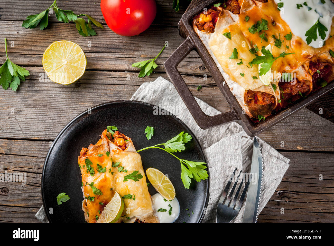 Mexikanisches Essen. Küche von Südamerika. Traditionelles Gericht der würzige Rindfleisch Enchiladas mit Mais, Bohnen, Tomaten. Auf ein Backblech, auf alten rustikalen hölzernen bac Stockfoto