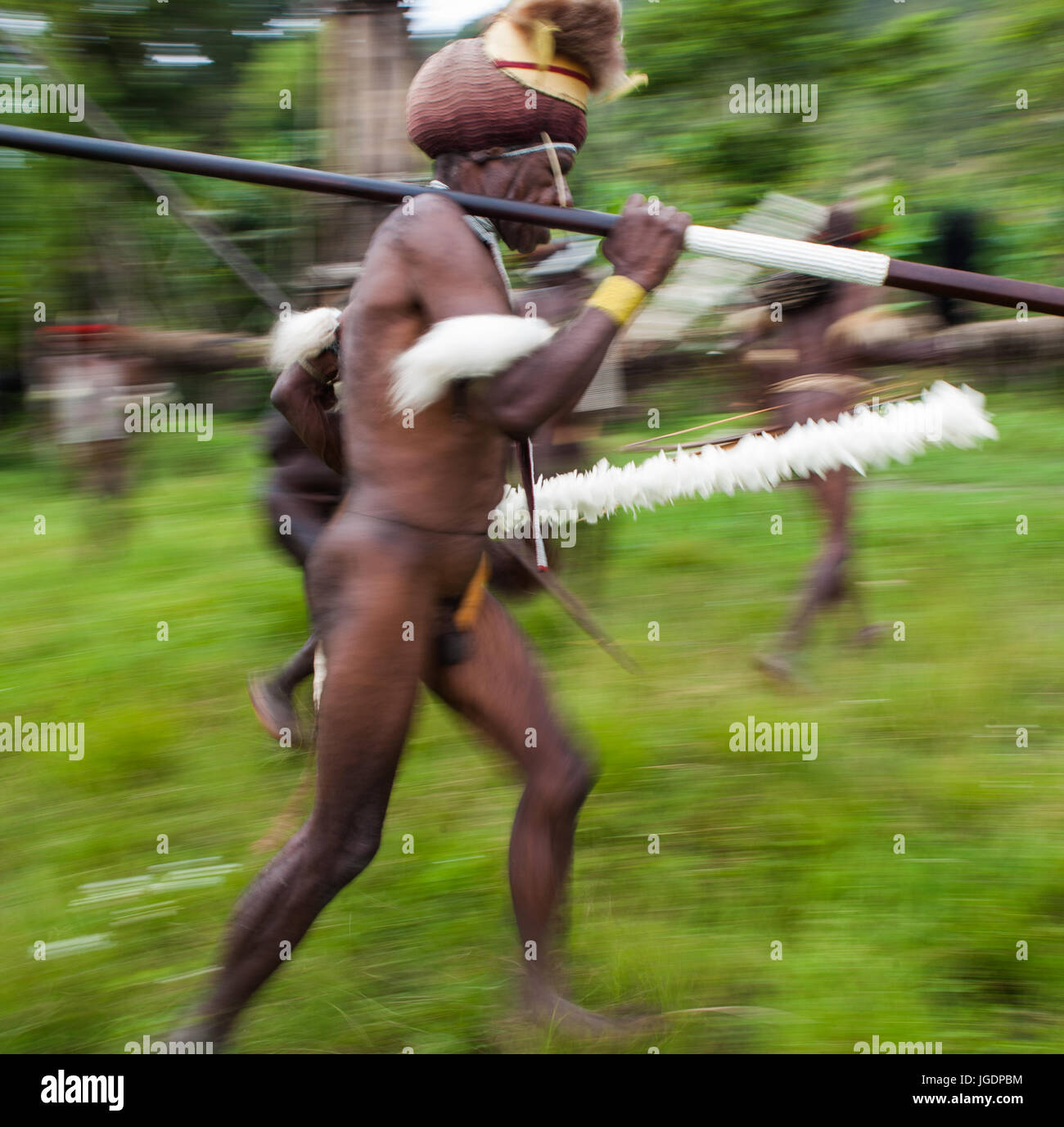 DANI-Dorf, WAMENA, IRIAN JAYA, Neuguinea, Indonesien – 15. Mai 2012: Krieger Dani Stammes darzustellen Inszenierung einen Kampf miteinander. Stockfoto