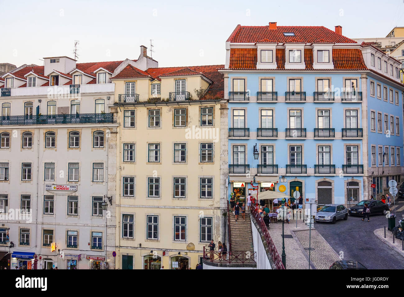 Beliebte Platz mit Geschäften und Bars am Bahnhof Rossio in Lissabon - Lissabon - PORTUGAL-2017 Stockfoto