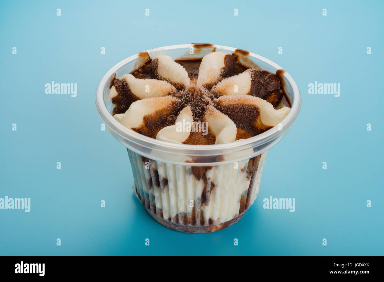 Tasse Schokolade Geschmack Eis auf blauen Cloes bis Stockfoto