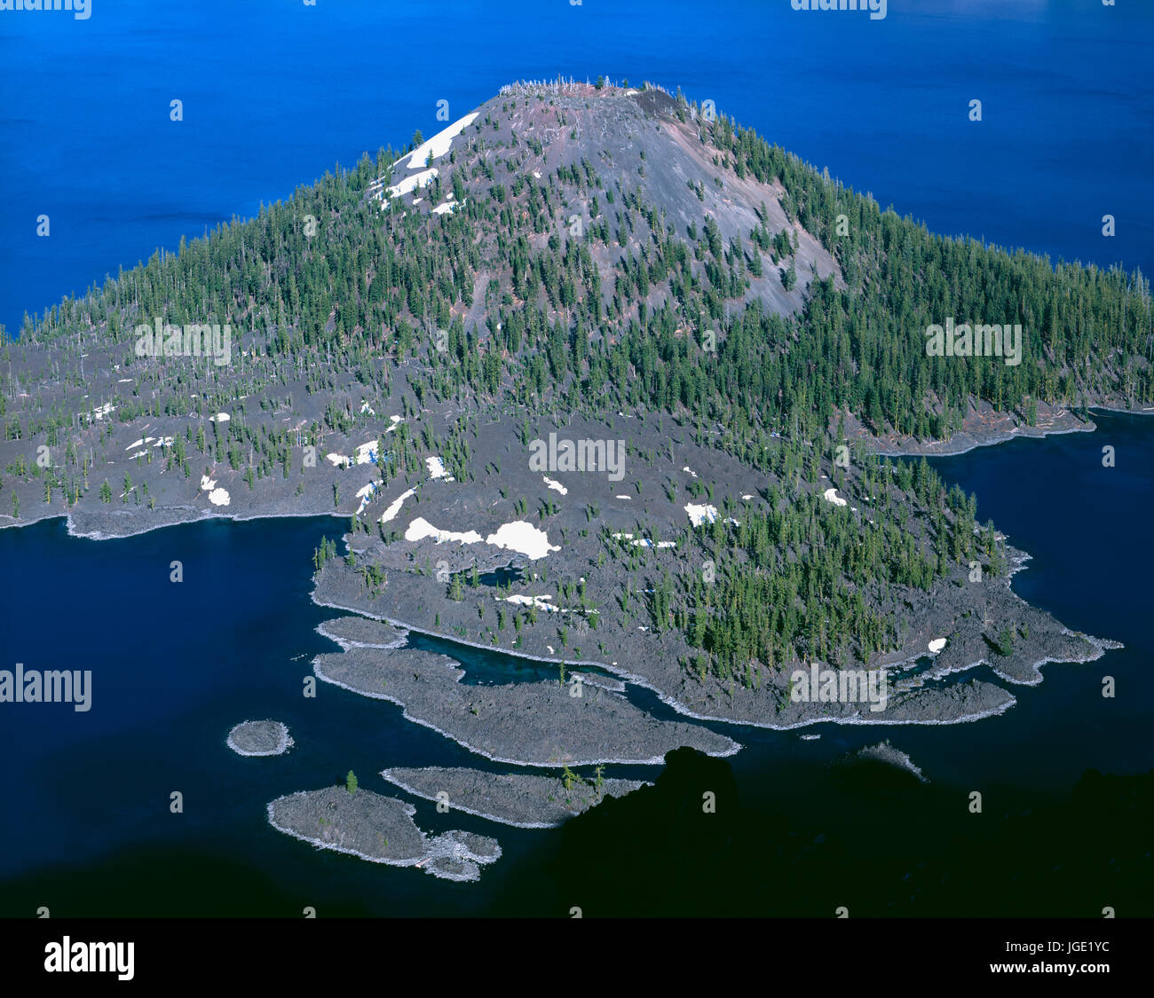 USA, Oregon, Crater Lake National Park, Wizard Island, ein vulkanischer Schlackenkegel mit verstreuten Koniferen. Stockfoto