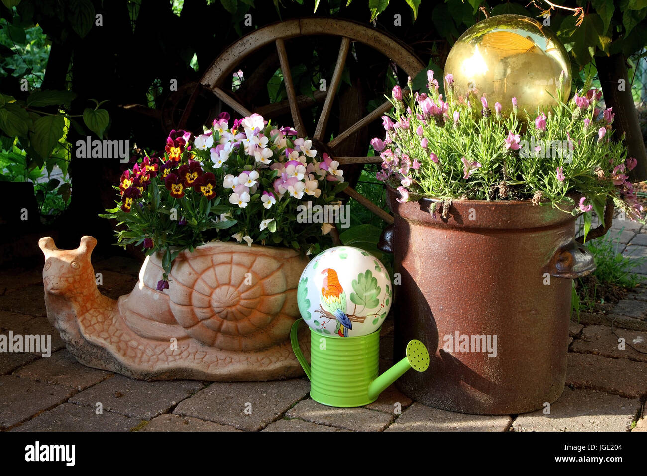 Garten Mit Terrakotta Figur Und Blumen Garten Mit Terrakottafigur